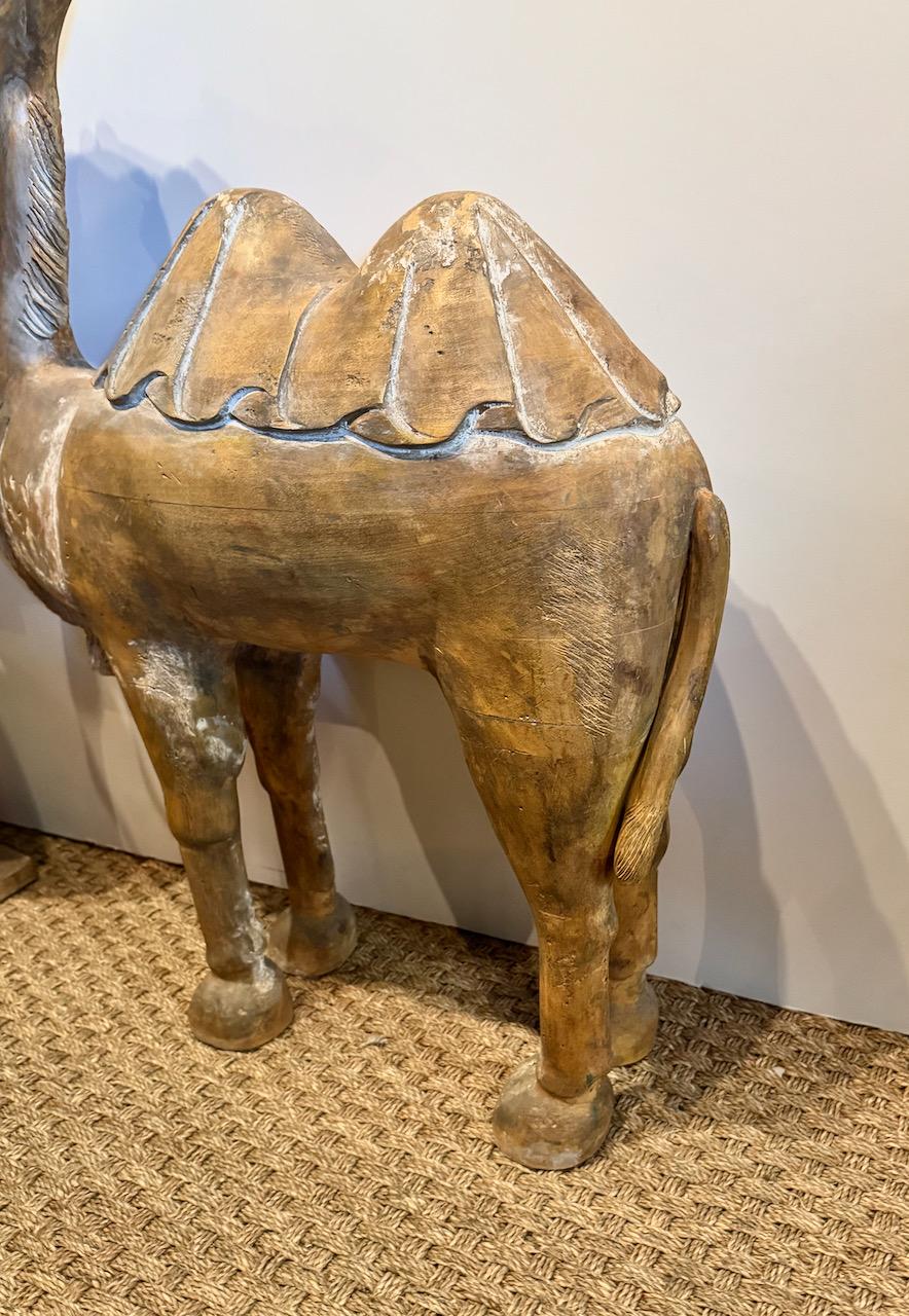 Bois Paire de grands camels chinois de style Tang sculptés de Bactrian en vente