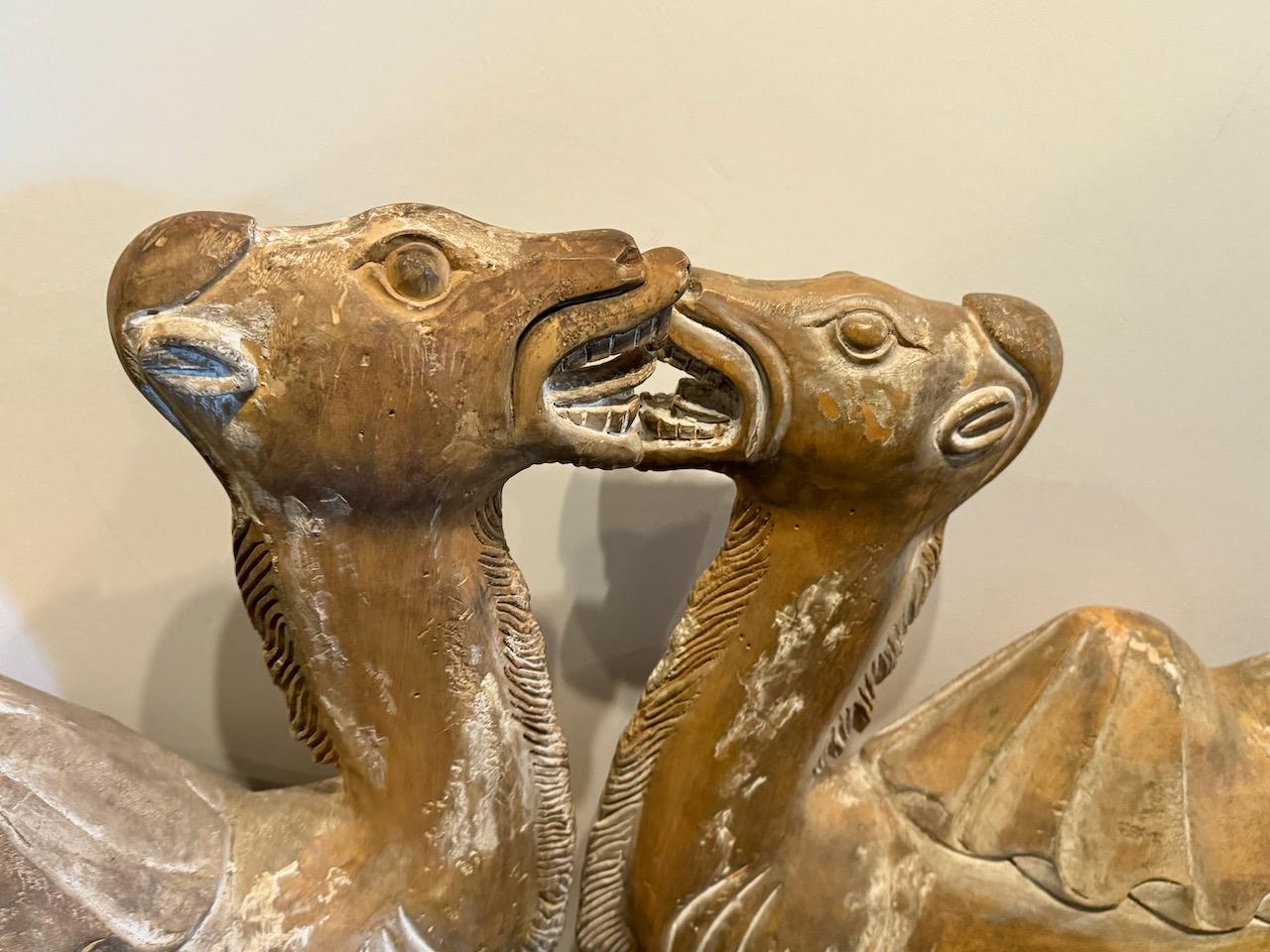Sculpté à la main Paire de grands camels chinois de style Tang sculptés de Bactrian en vente