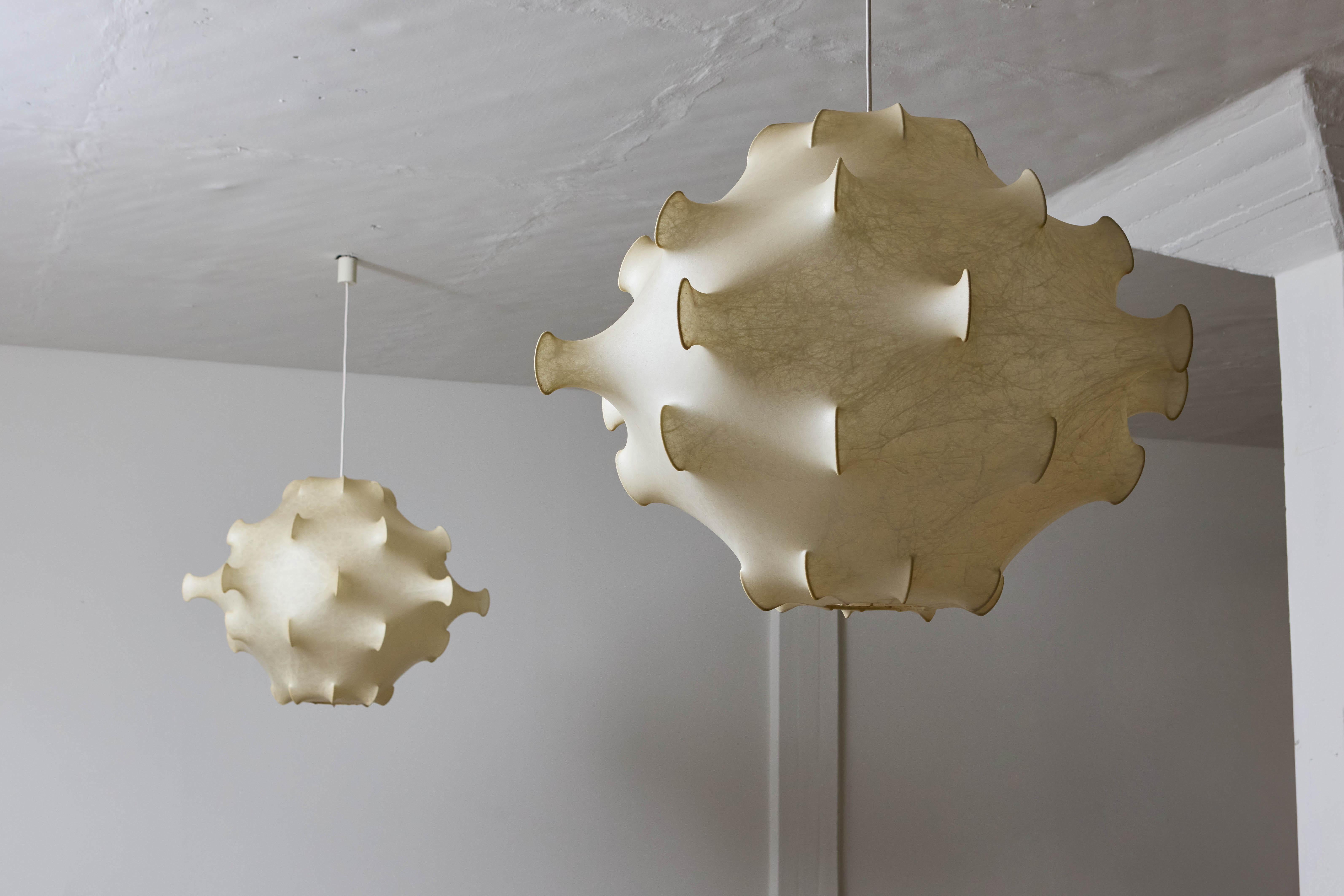 Coppia di grandi lampade vintage Taraxacum 2, disegnate da Achille e Pier Giacomo Castiglioni per Flos nel 1960. Queste grandi lampade a bozzolo sono tra le creazioni più particolari dei fratelli Castiglioni, celebri per il loro uso sperimentale dei
