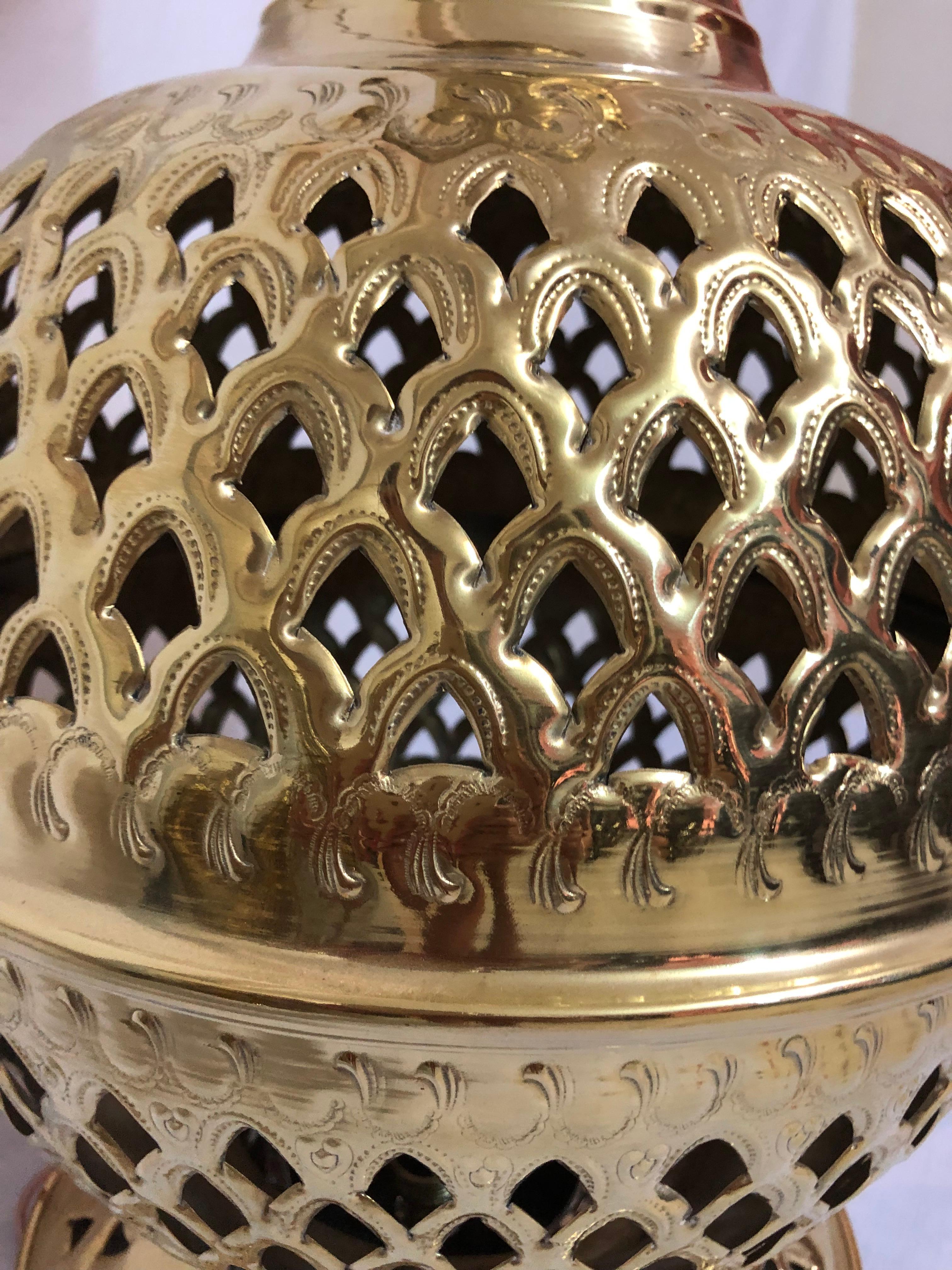 Paire de lampadaires ou de lampes de table marocains en laiton:: faits à la main en forme de filigrane En vente 4