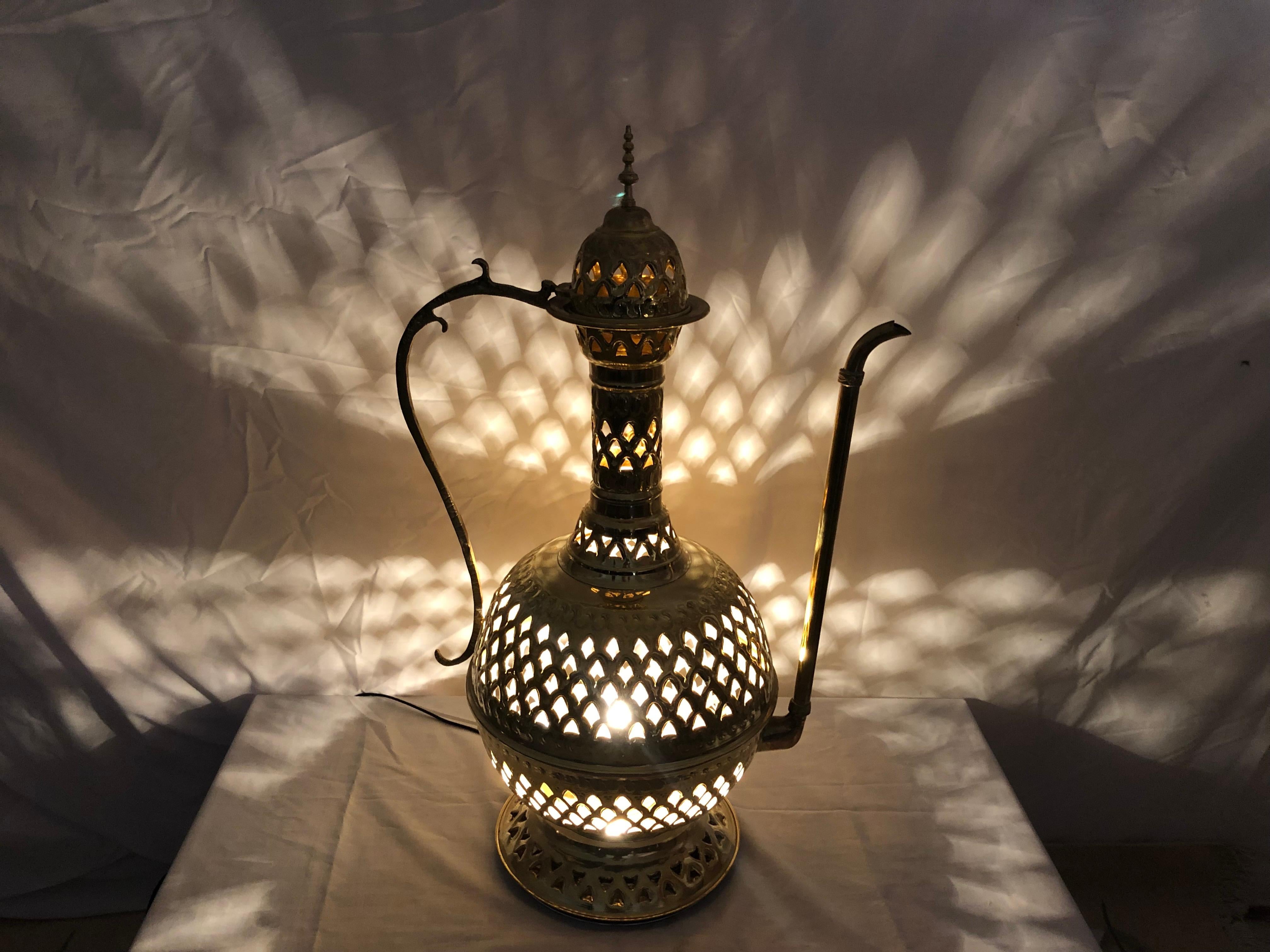 Paire de lampadaires ou de lampes de table marocains en laiton:: faits à la main en forme de filigrane En vente 13