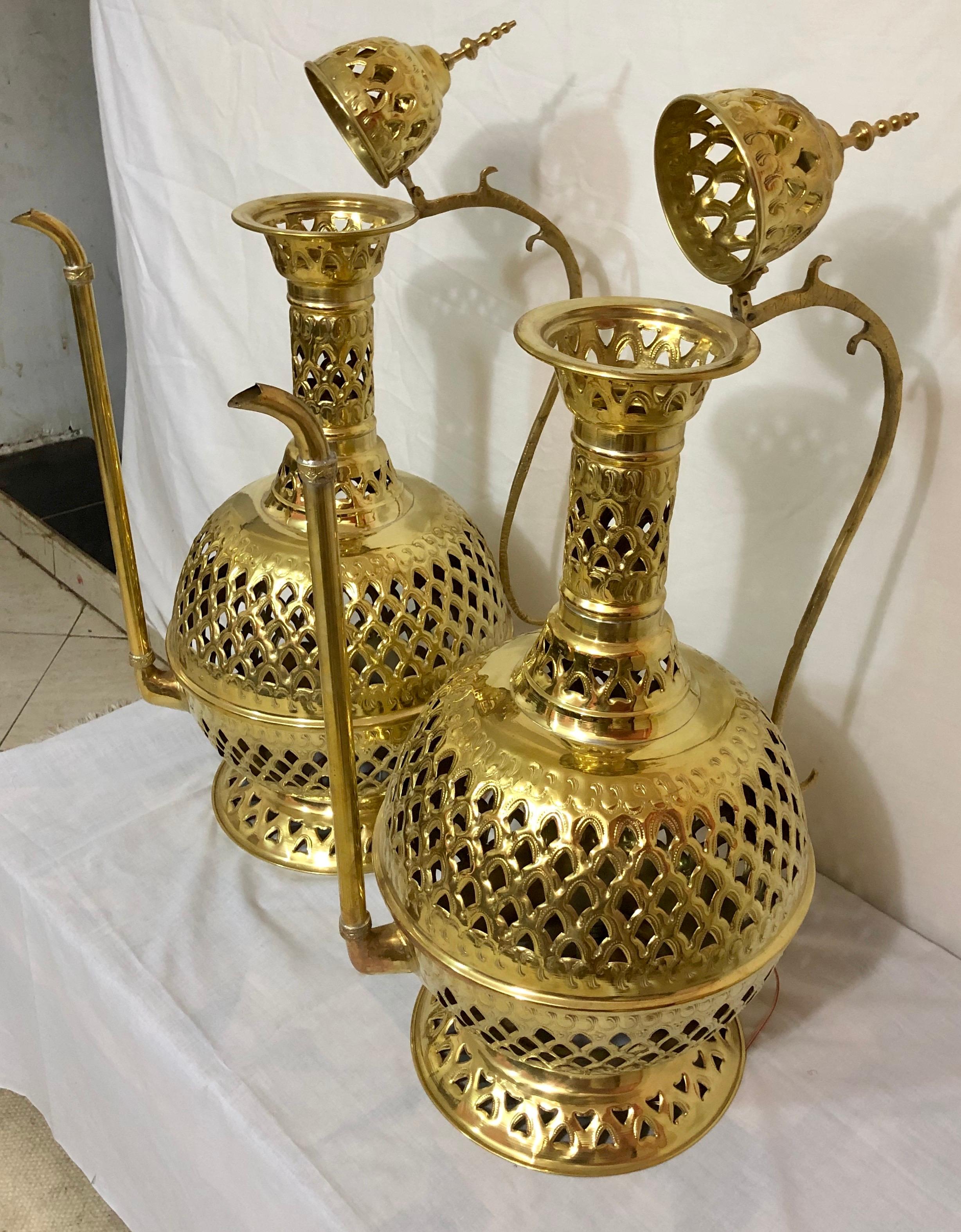 Mauresque Paire de lampadaires ou lampes de table marocains en laiton, fabriqués à la main en filigrane en vente