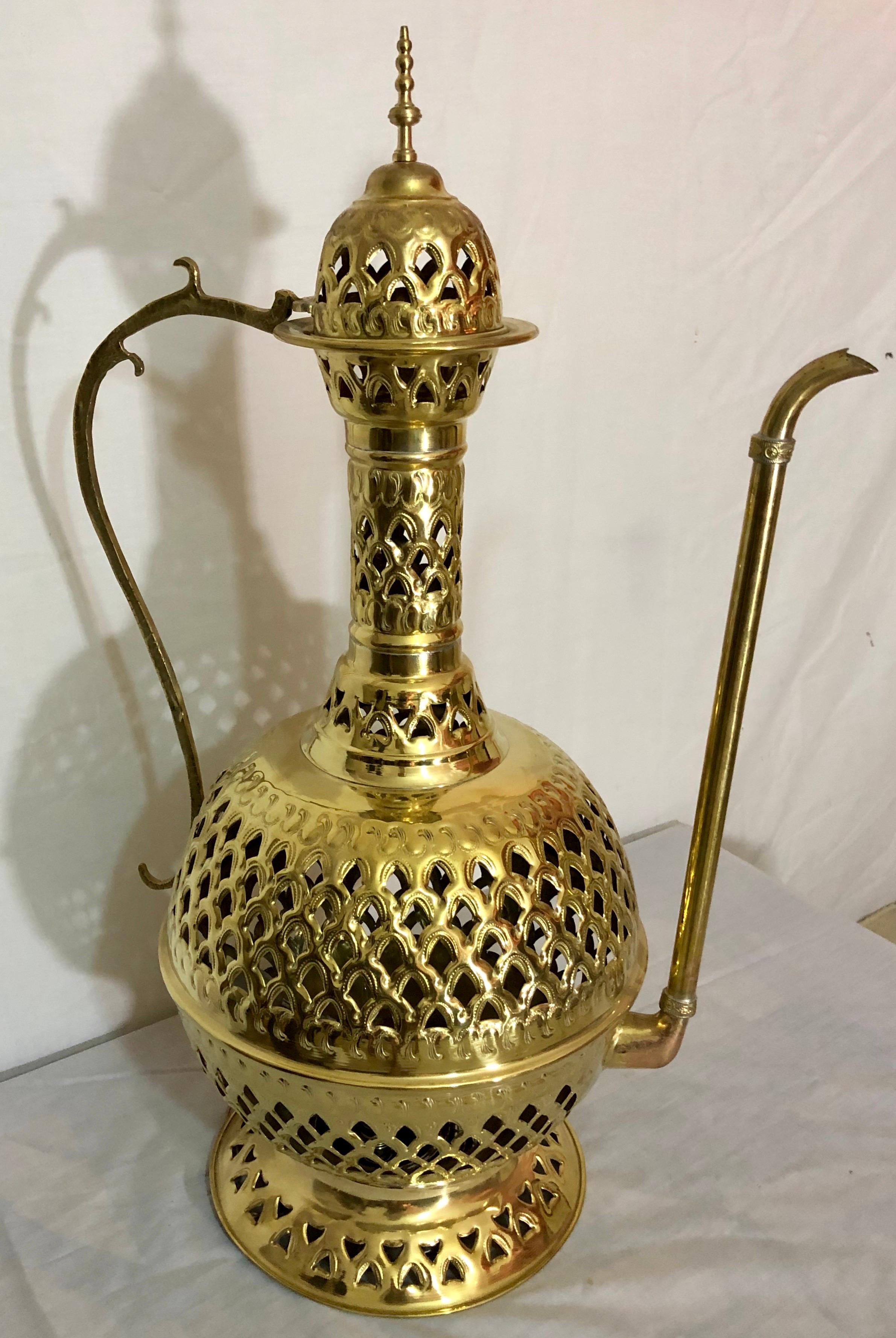 Paire de lampadaires ou de lampes de table marocains en laiton:: faits à la main en forme de filigrane Bon état - En vente à Plainview, NY