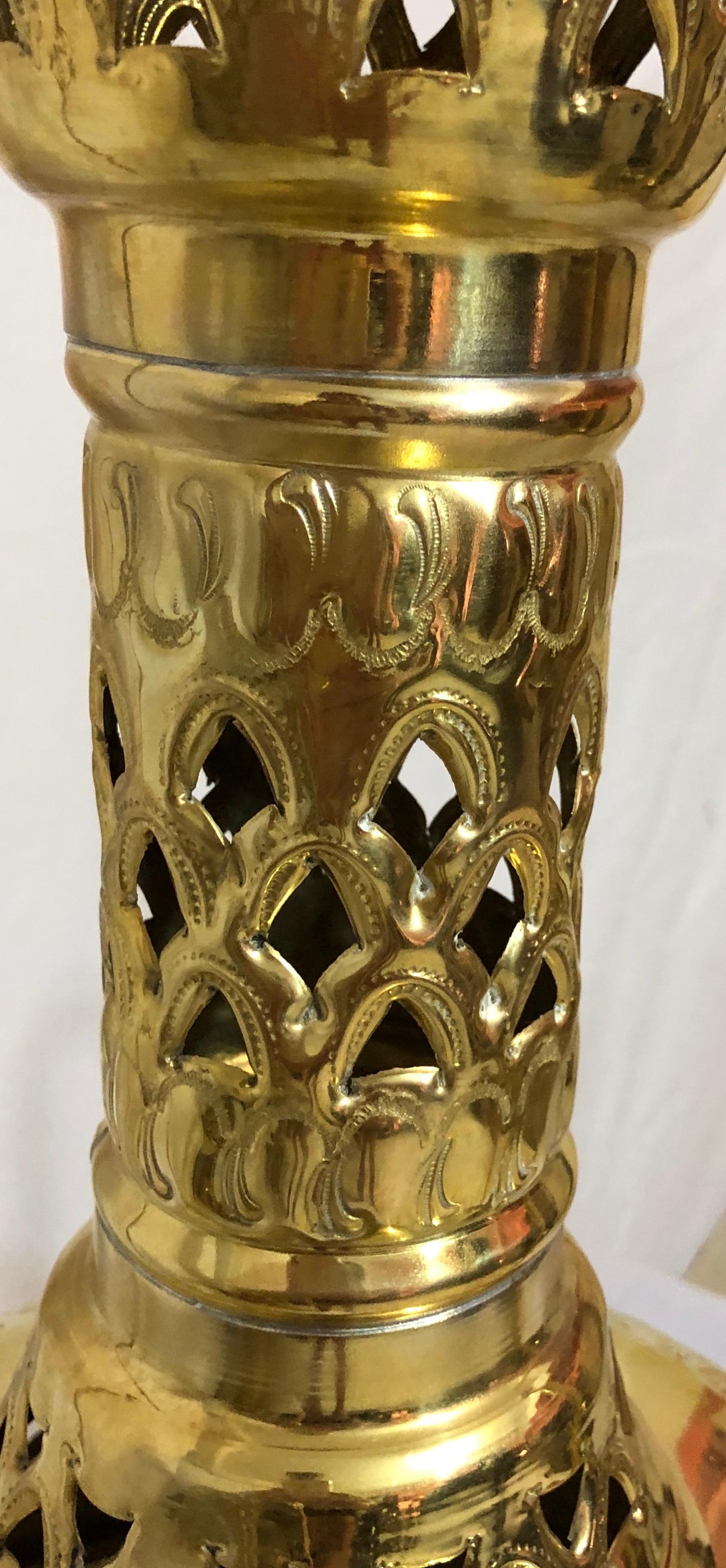 Paire de lampadaires ou de lampes de table marocains en laiton:: faits à la main en forme de filigrane En vente 2