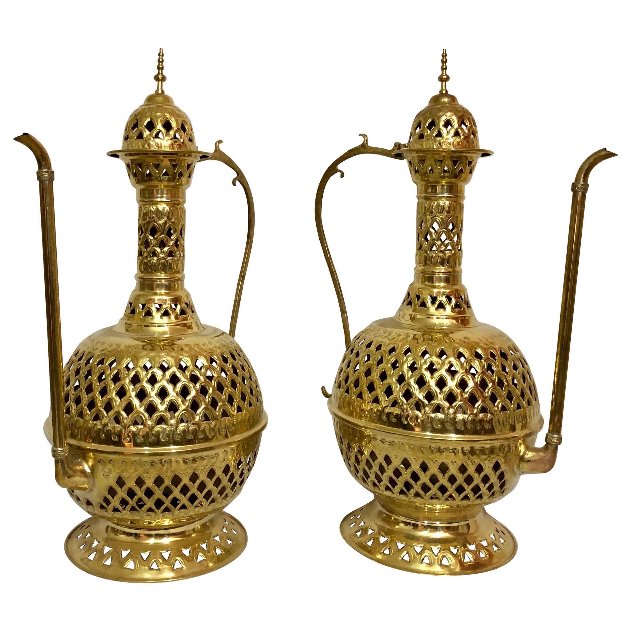 Paire de lampadaires ou de lampes de table marocains en laiton:: faits à la main en forme de filigrane En vente