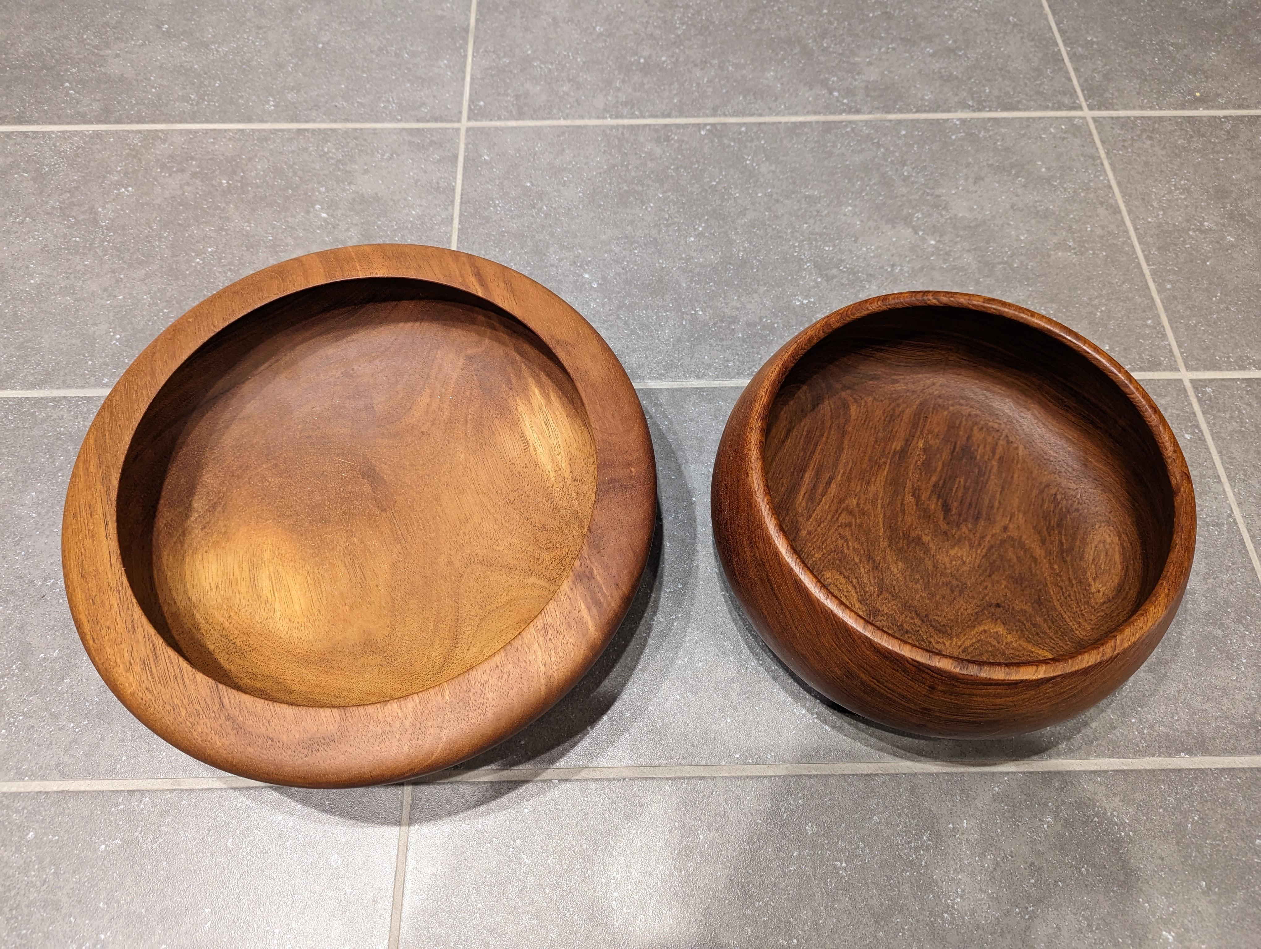 Pair of large teak bowls.

Nice vintage condition.

Larger bowl measures 15x15x4.5 inches.

Nice teak color and grain.