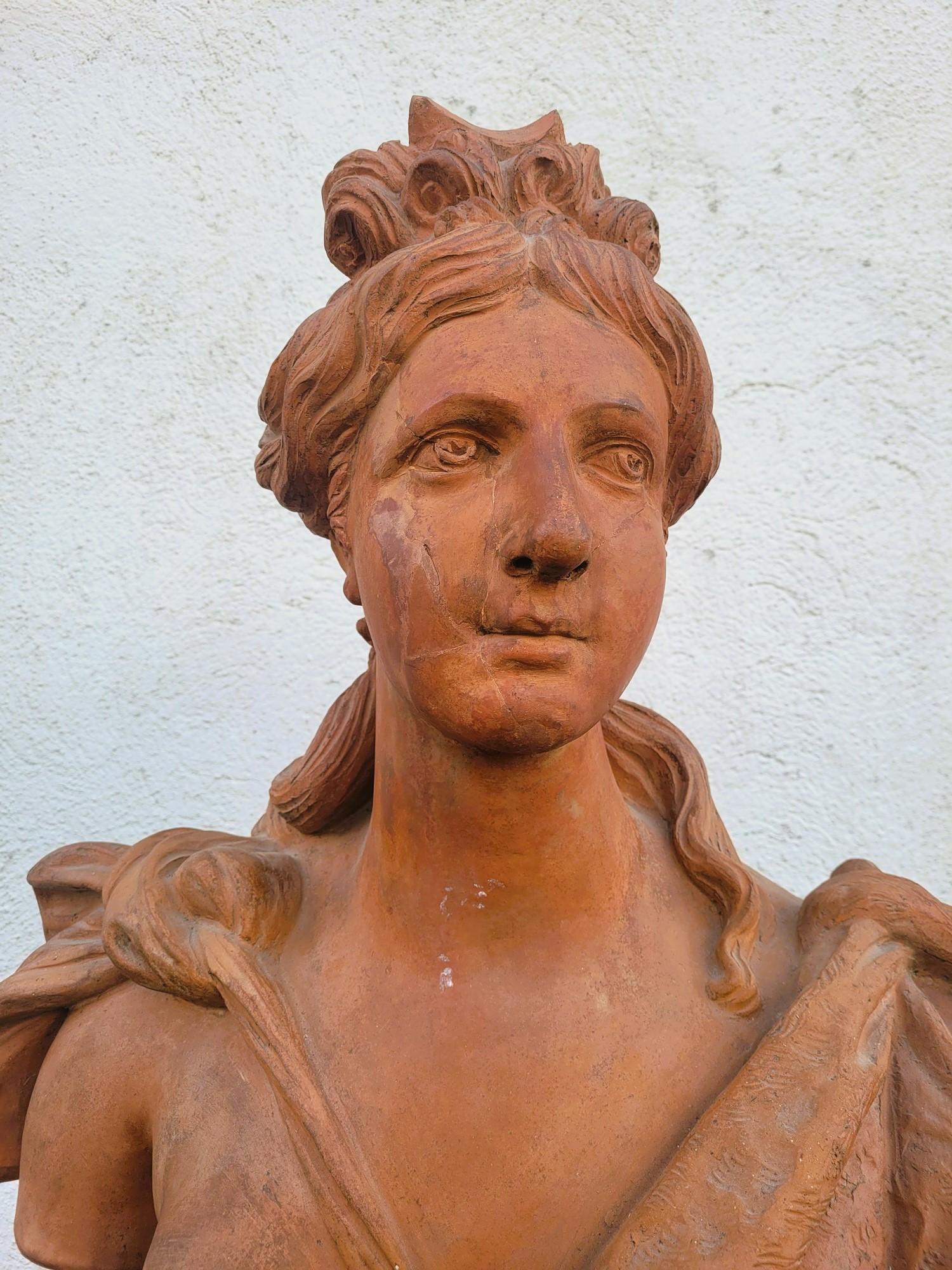 Paire de grands bustes en terre cuite représentant Apollo, couronné de laurier, et Diane, le front entouré d'un croissant de lune, d'époque Louis XVI.

Ces bustes sont présentés sur des colonnes à décor végétal, postérieur

Usures et éclats ; l'une