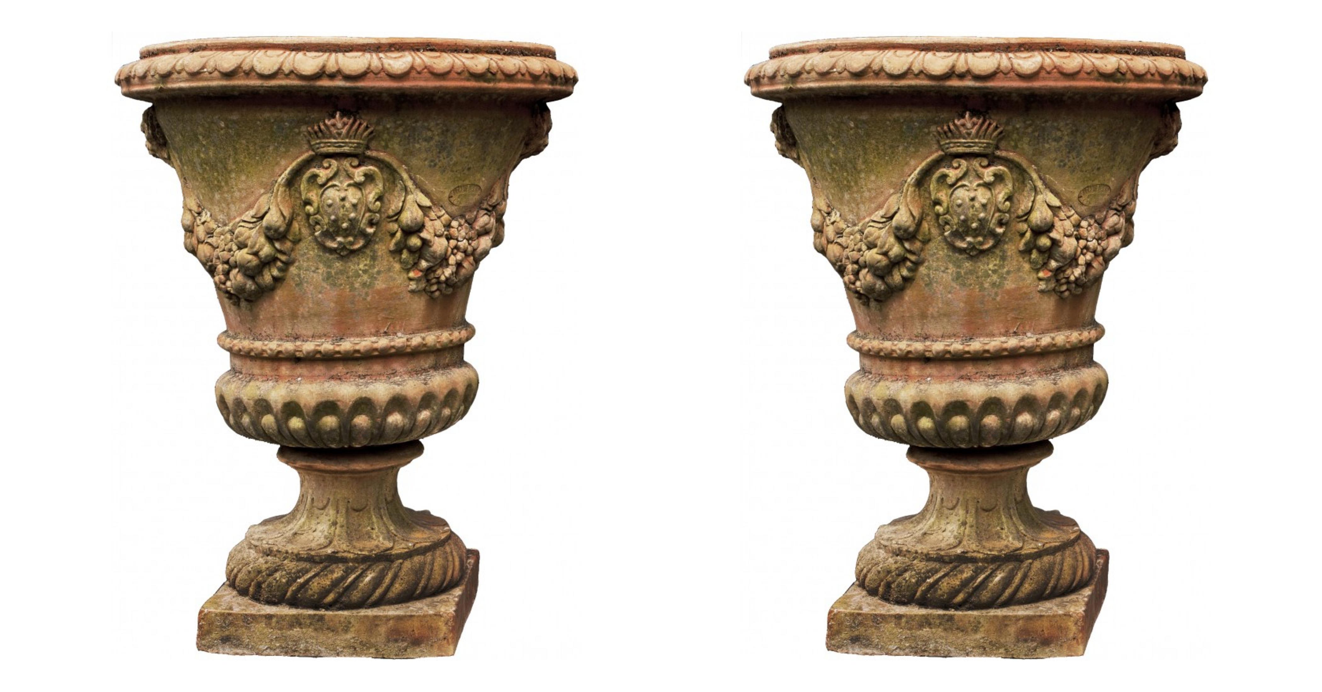 Pair of large 20th century terracotta goblet Medicean vases
Beautiful satyr heads and Medici coats of arms connected to each other by festoons of flowers and fruit.
With various rows of ocelli, spirals and ornamental cords.
Measures: Height