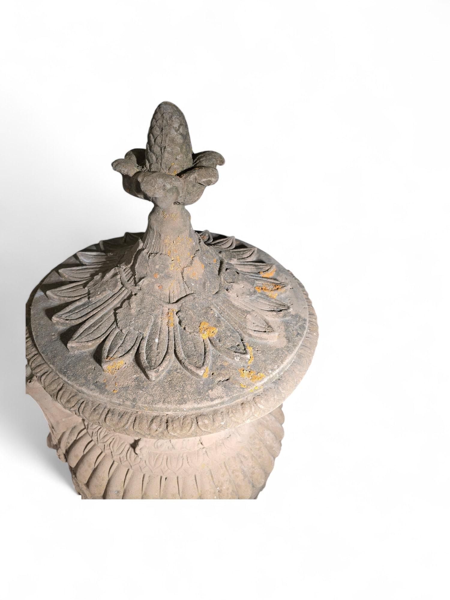 Une magnifique paire de grands vases en terre cuite des années 1940. Ces pièces élégantes témoignent d'un savoir-faire intemporel et constituent un élément de décoration remarquable. Grâce à leur taille impressionnante et à leur design classique,