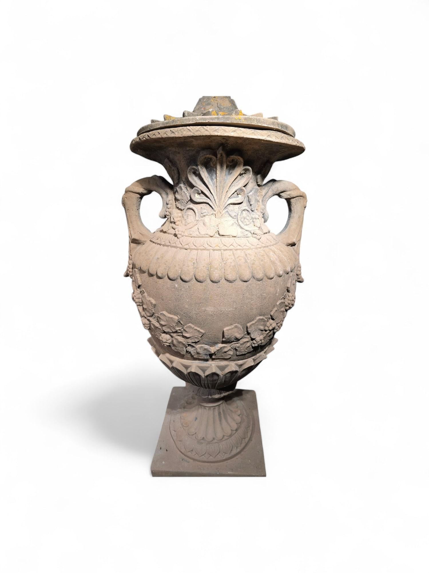 Milieu du XXe siècle Paire de grands vases en terre cuite - 150 cm de haut, années 1940