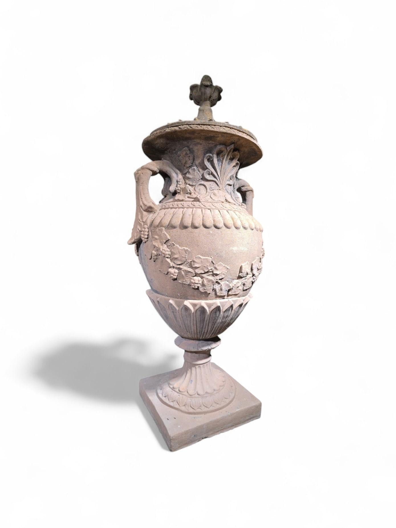 Terre cuite Paire de grands vases en terre cuite - 150 cm de haut, années 1940