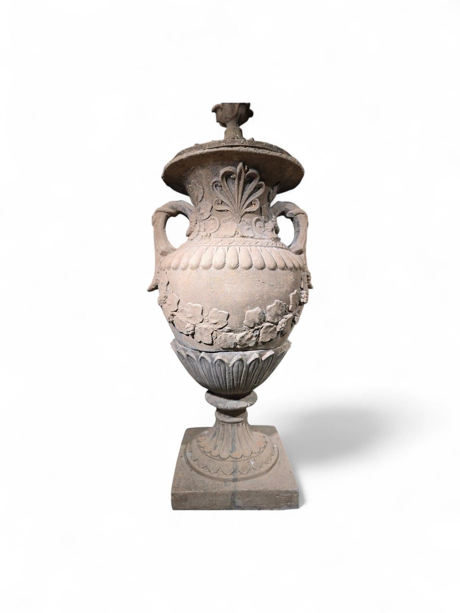 Paire de grands vases en terre cuite - 150 cm de haut, années 1940 2