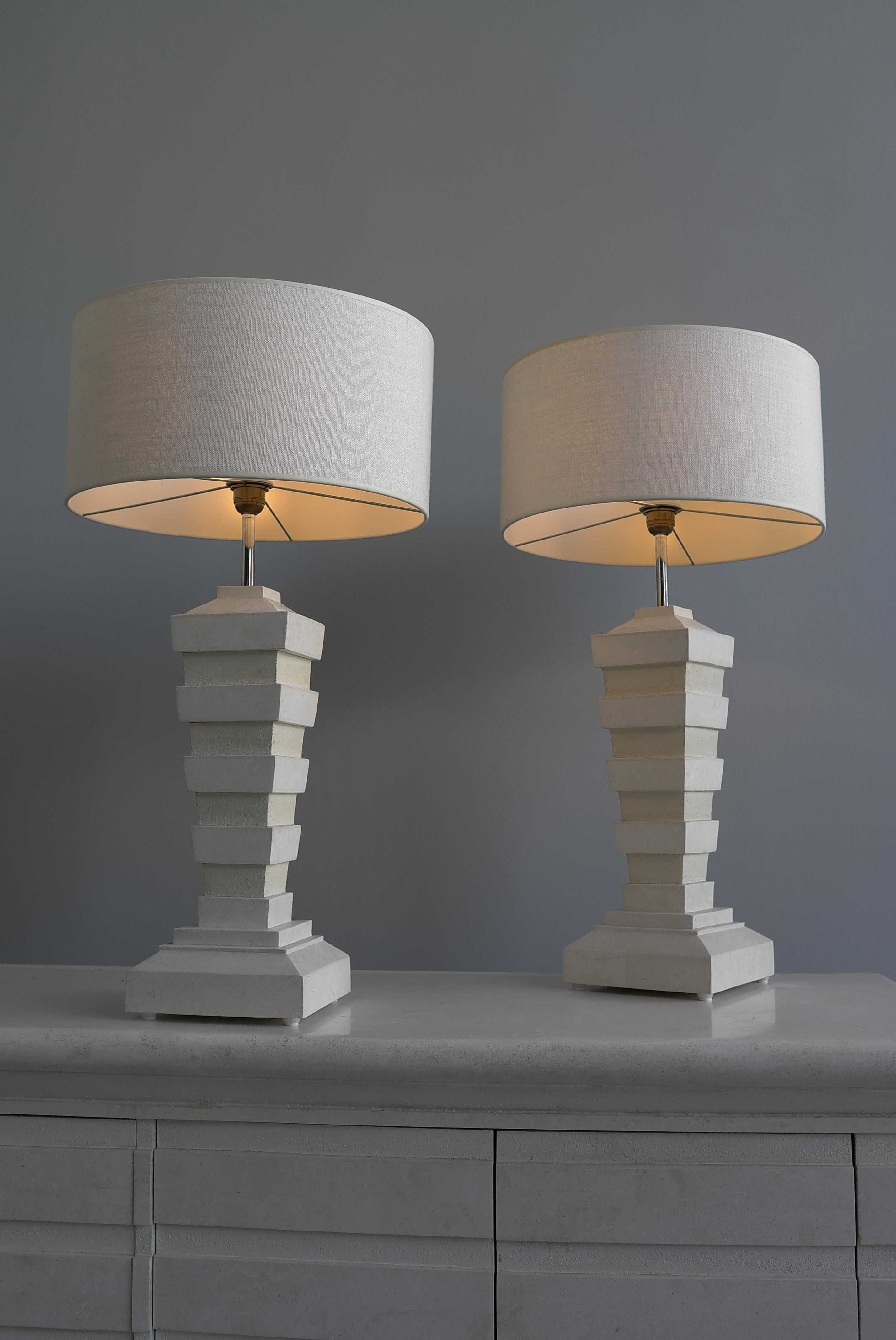 Mid-Century Modern Paire de grandes lampes mi-siècle moderne en pierre blanche tesselée  Italie vers 1975 en vente