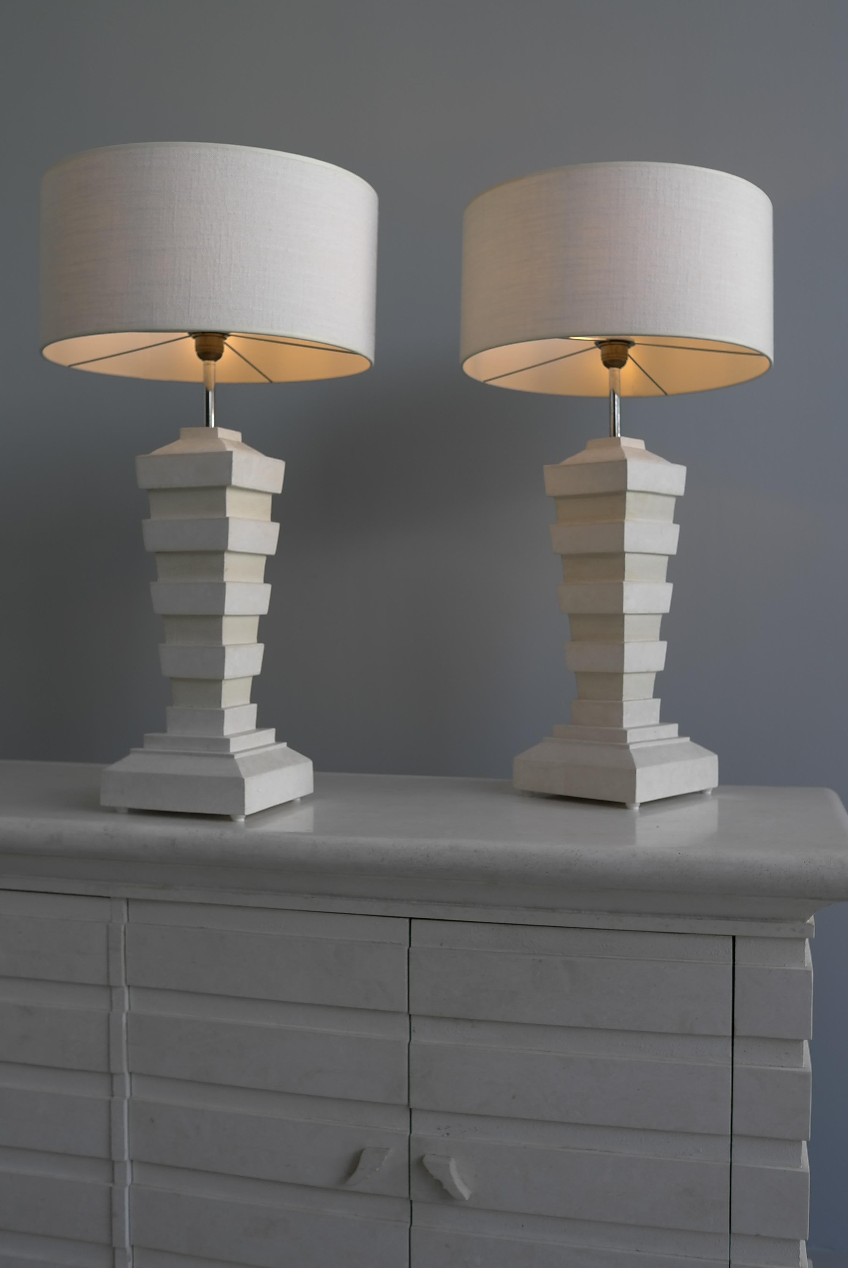 italien Paire de grandes lampes mi-siècle moderne en pierre blanche tesselée  Italie vers 1975 en vente