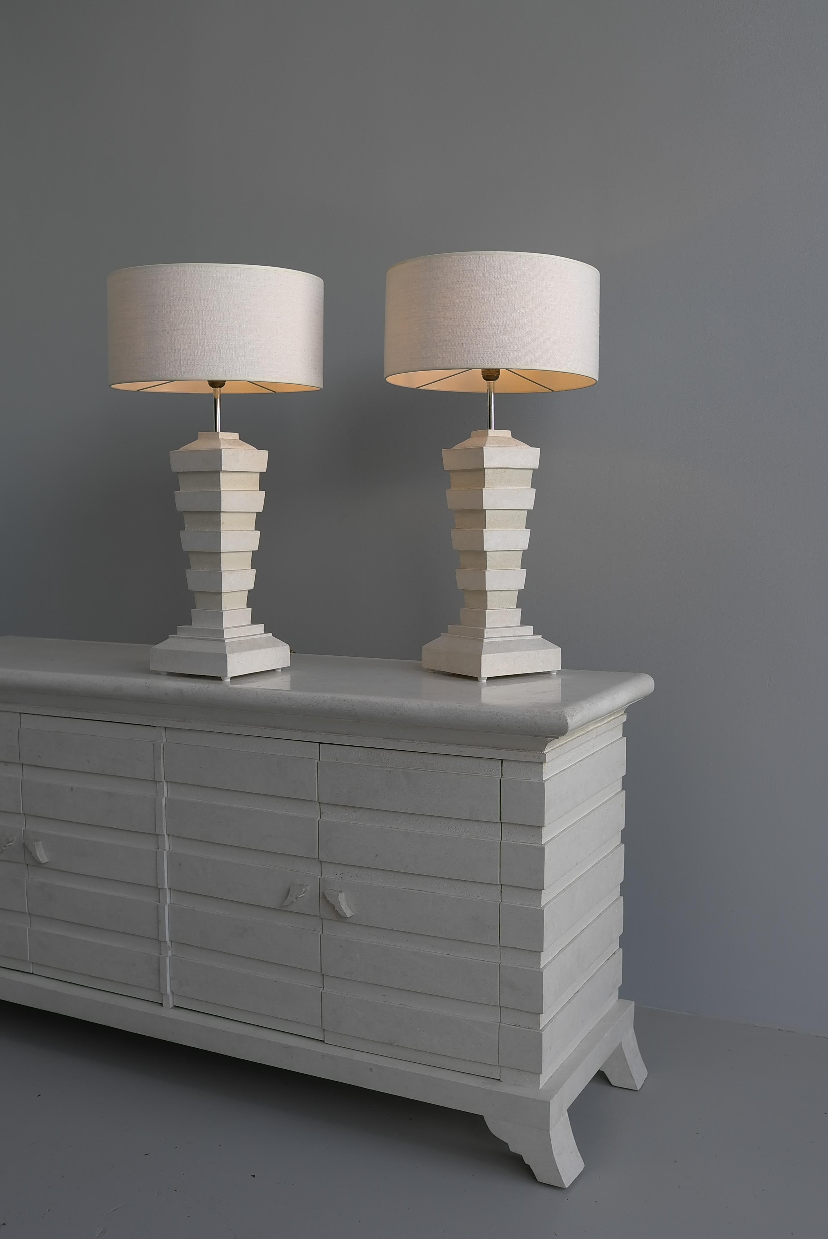 Paire de grandes lampes mi-siècle moderne en pierre blanche tesselée  Italie vers 1975 Bon état - En vente à Den Haag, NL