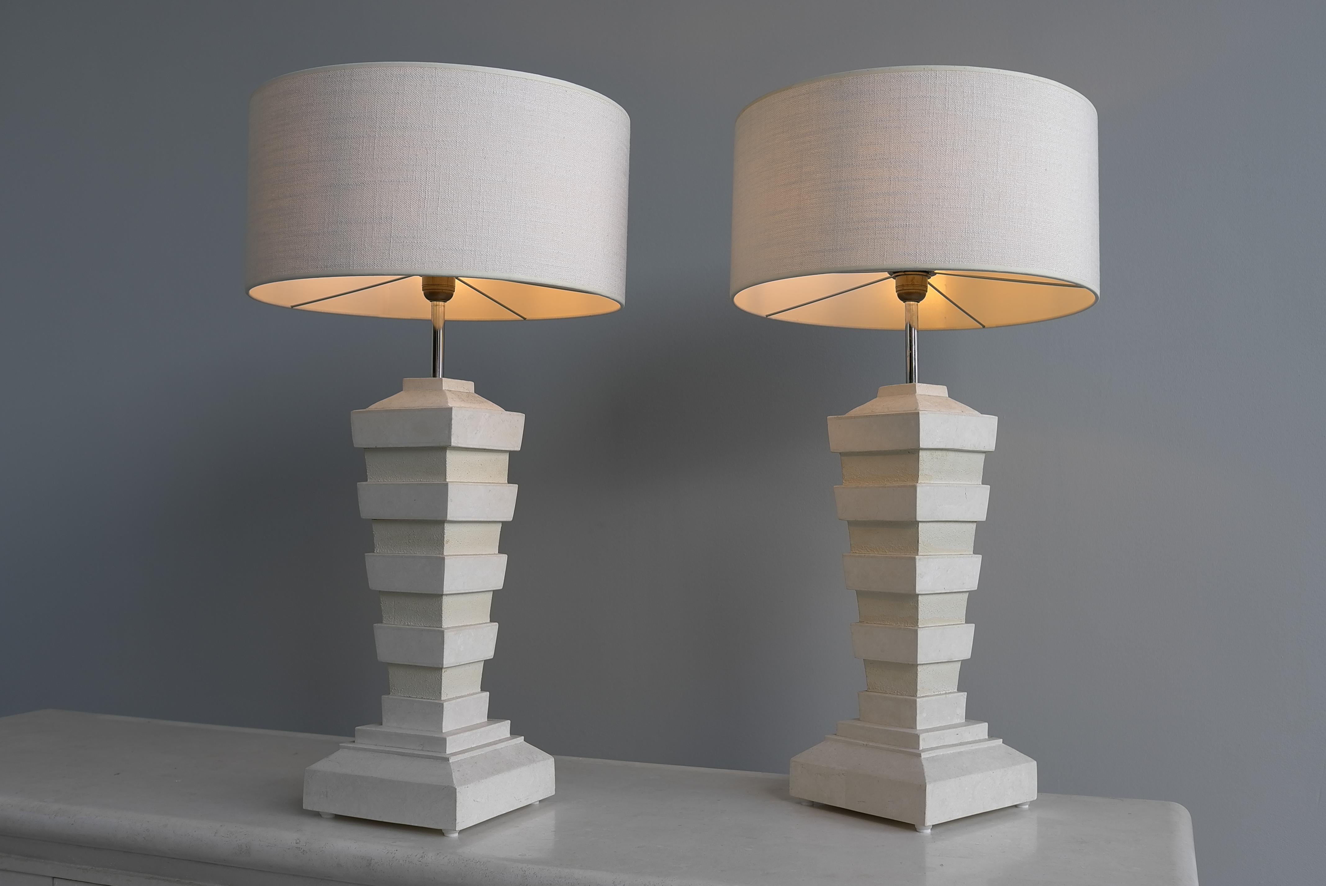 Fin du 20e siècle Paire de grandes lampes mi-siècle moderne en pierre blanche tesselée  Italie vers 1975 en vente