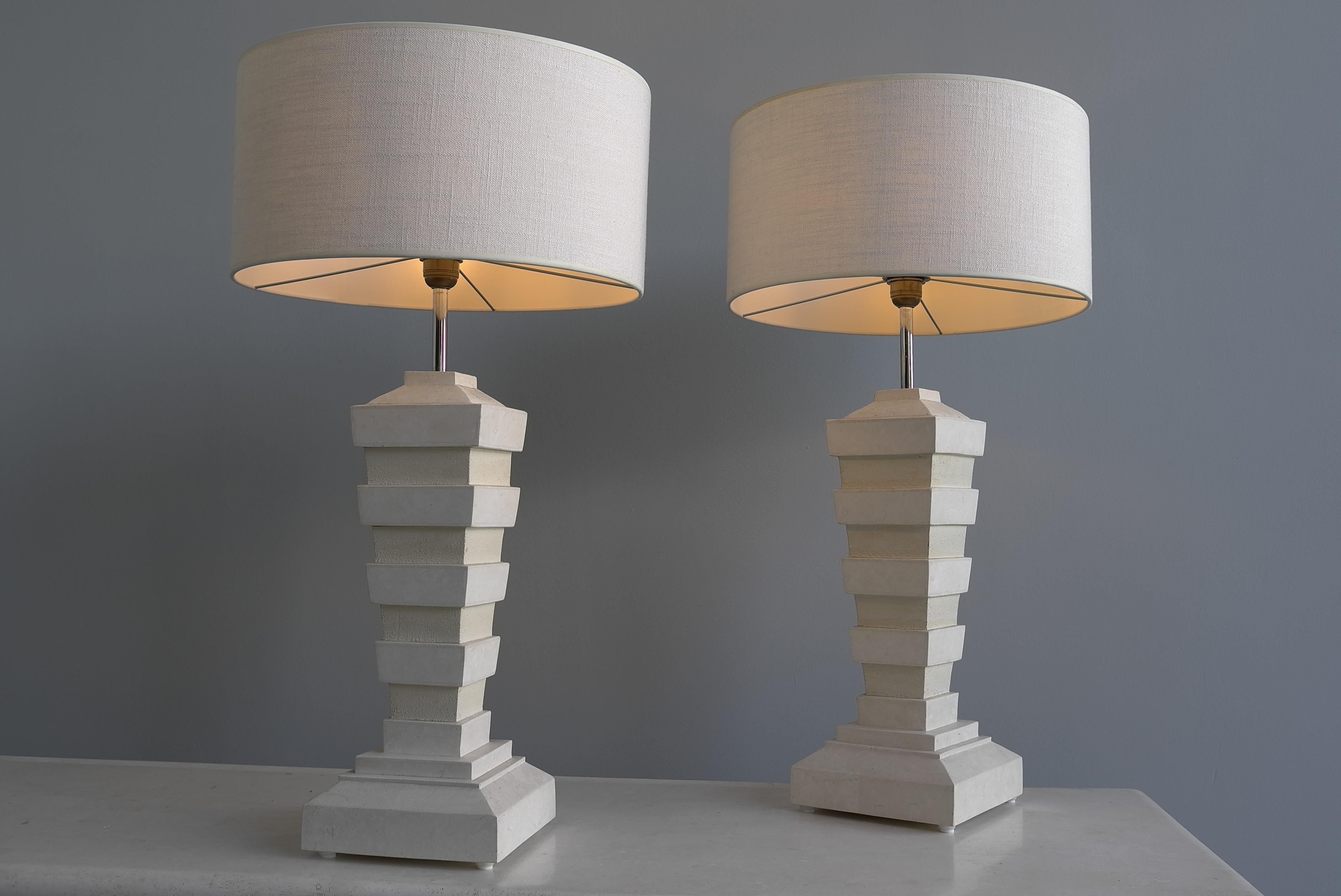 Pierre Paire de grandes lampes mi-siècle moderne en pierre blanche tesselée  Italie vers 1975 en vente