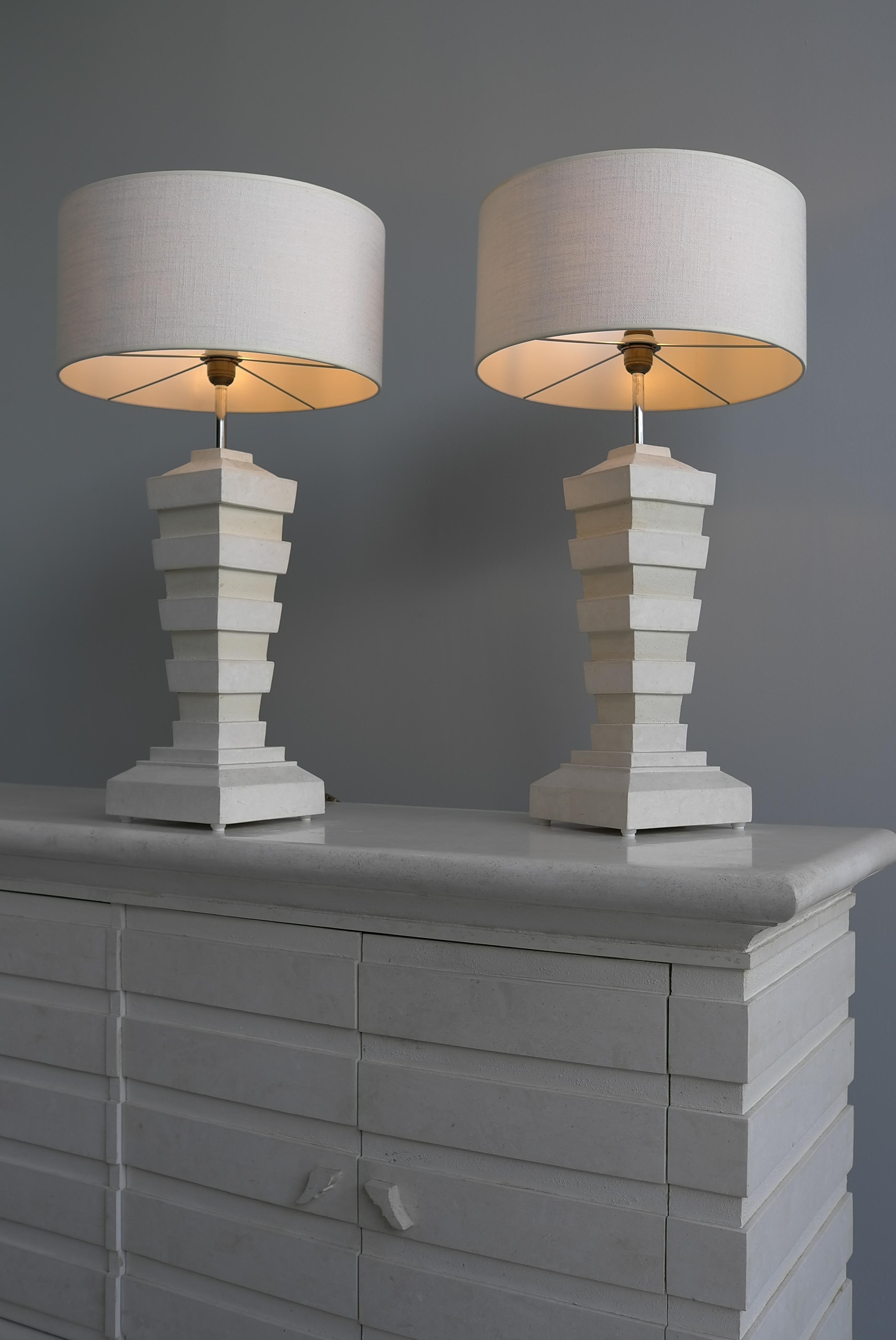 Paire de grandes lampes mi-siècle moderne en pierre blanche tesselée  Italie vers 1975 en vente 1