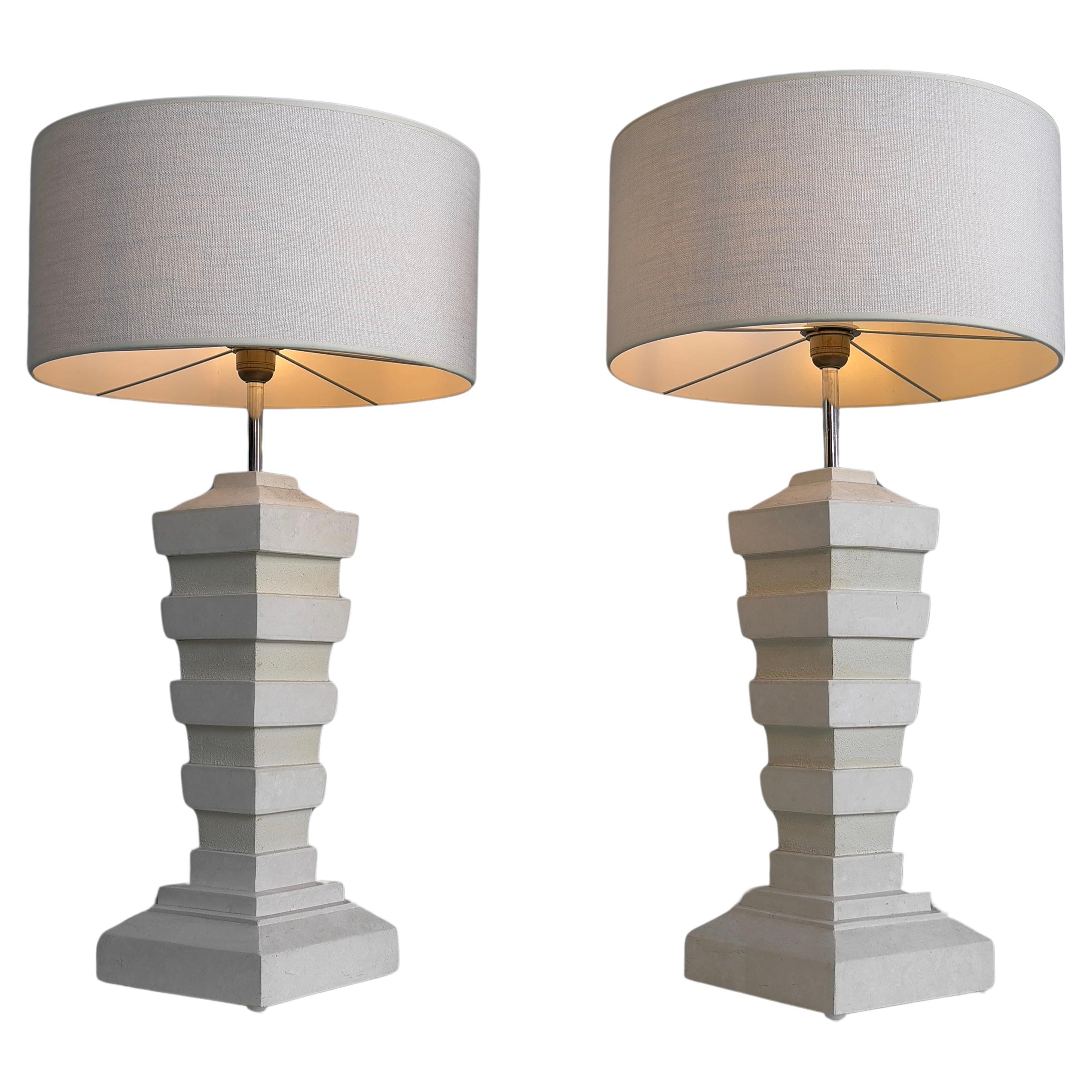 Paire de grandes lampes mi-siècle moderne en pierre blanche tesselée  Italie vers 1975 en vente