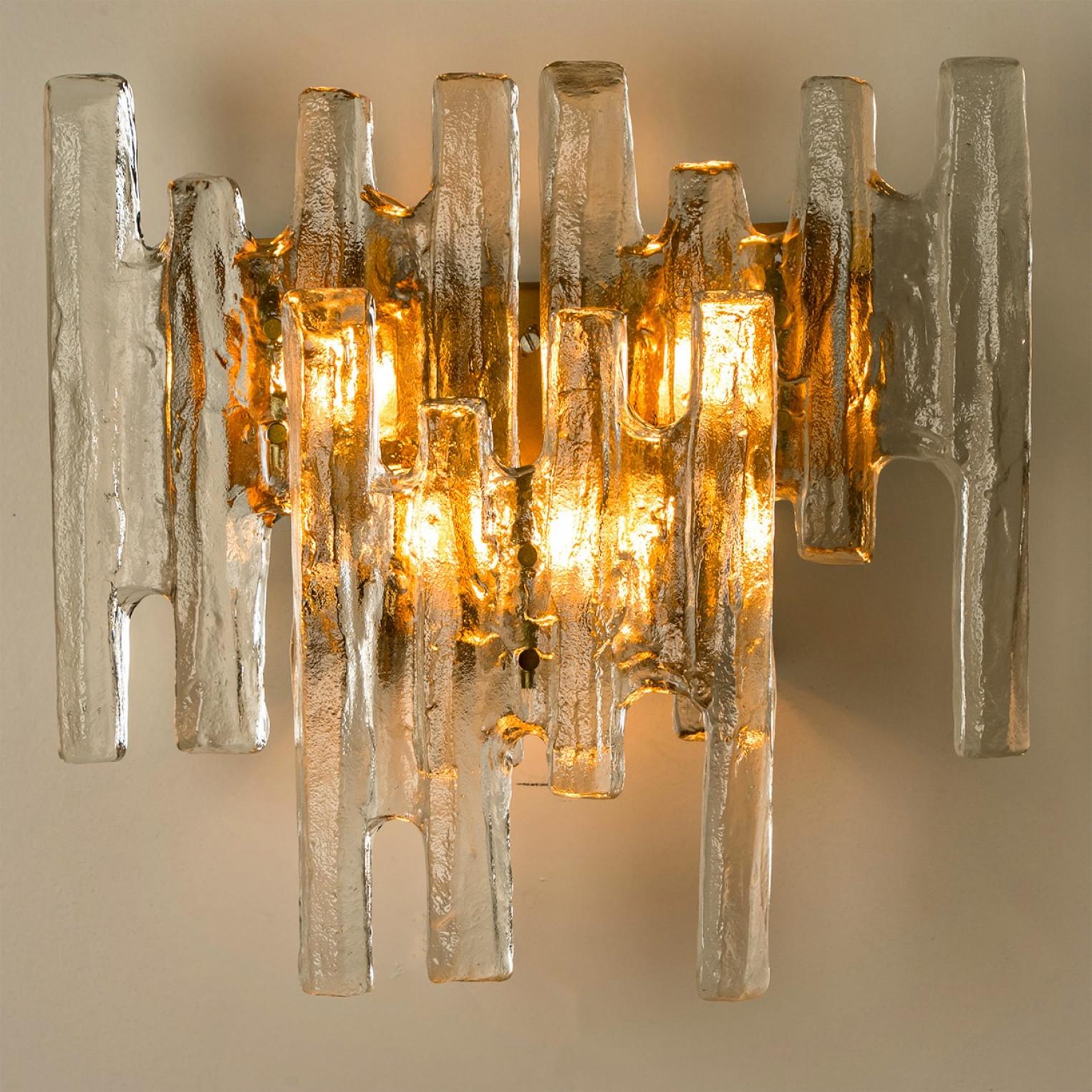 Pair of Large Textured Ice glass Wall Lights by Kalmar, 1960s en venta 2