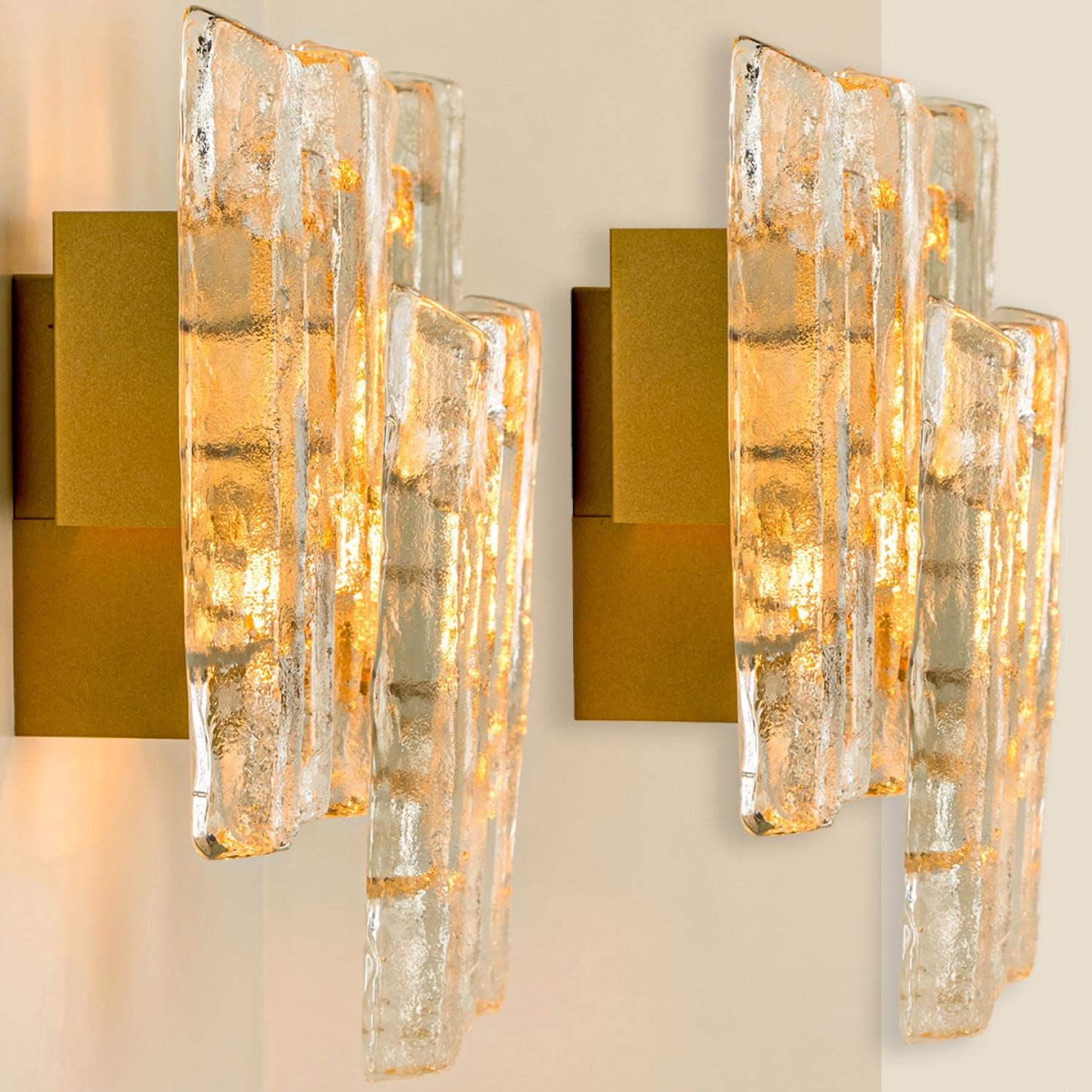 Pair of Large Textured Ice glass Wall Lights by Kalmar, 1960s en venta 3