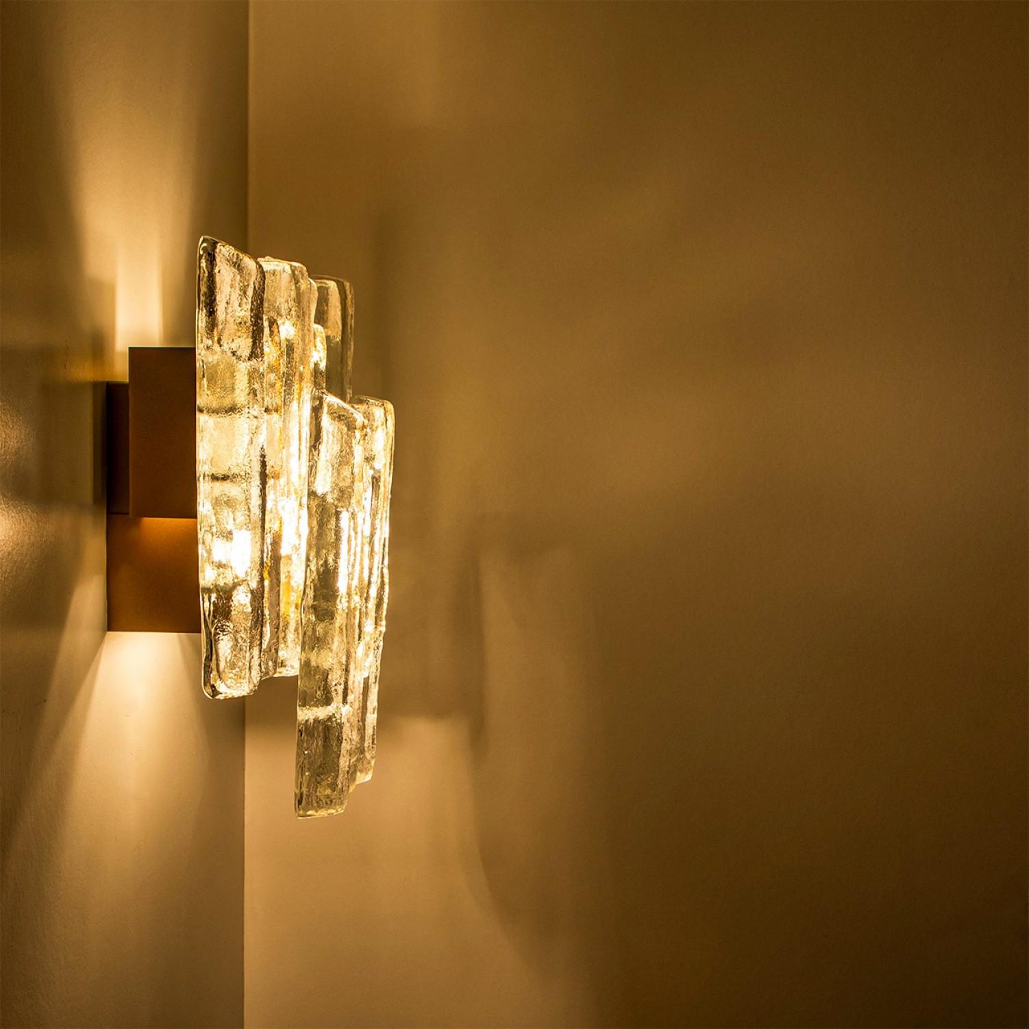 Pair of Large Textured Ice glass Wall Lights by Kalmar, 1960s en venta 4