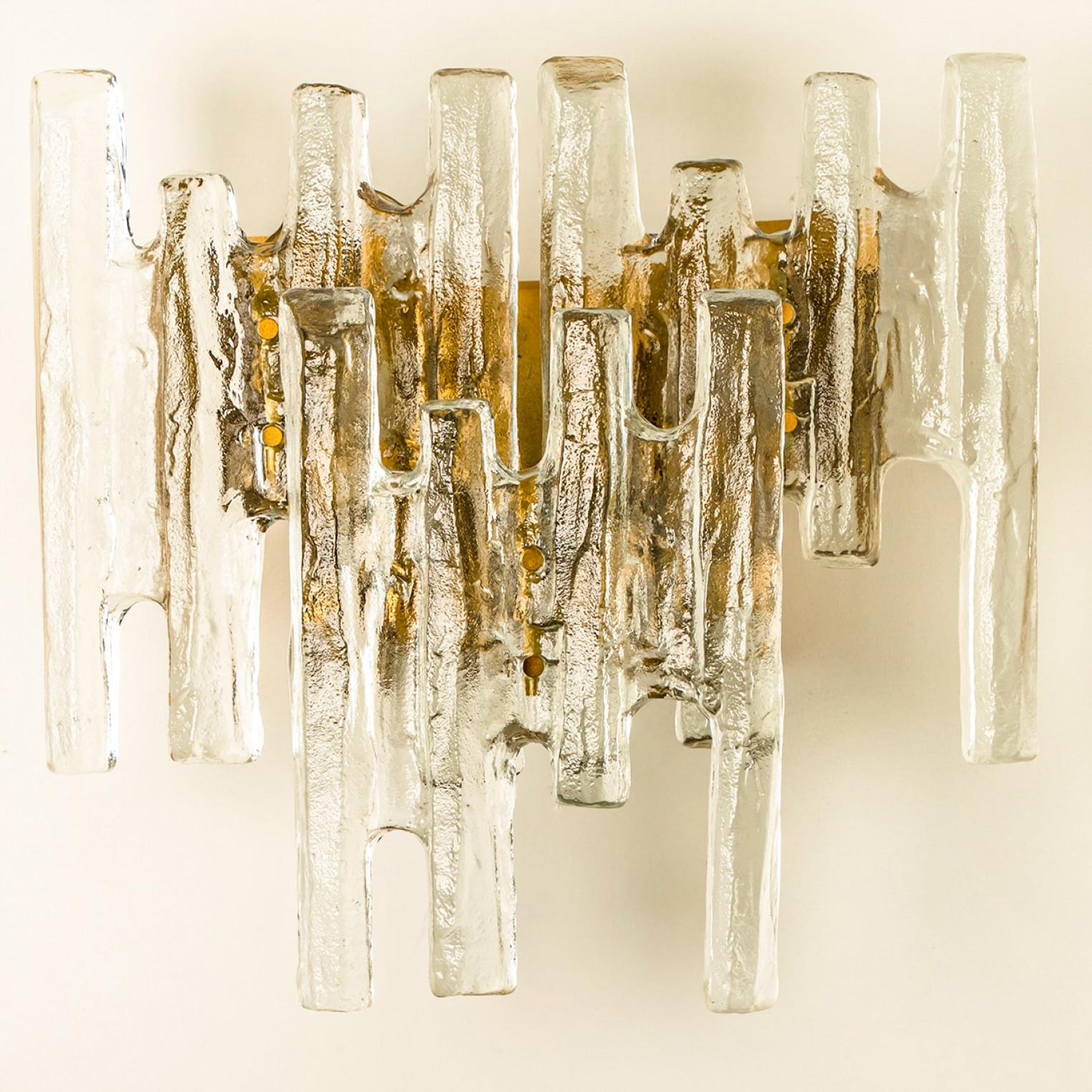 Pair of Large Textured Ice glass Wall Lights by Kalmar, 1960s Moderno de mediados de siglo en venta