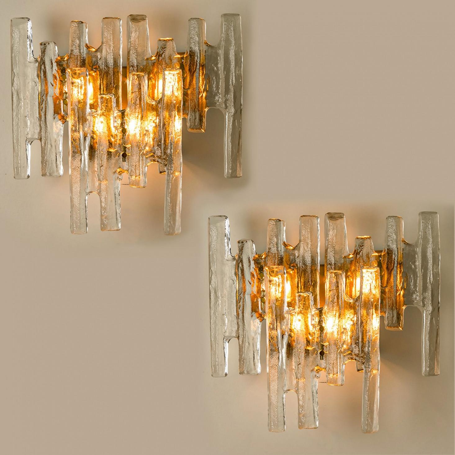 Pair of Large Textured Ice glass Wall Lights by Kalmar, 1960s Austríaco en venta