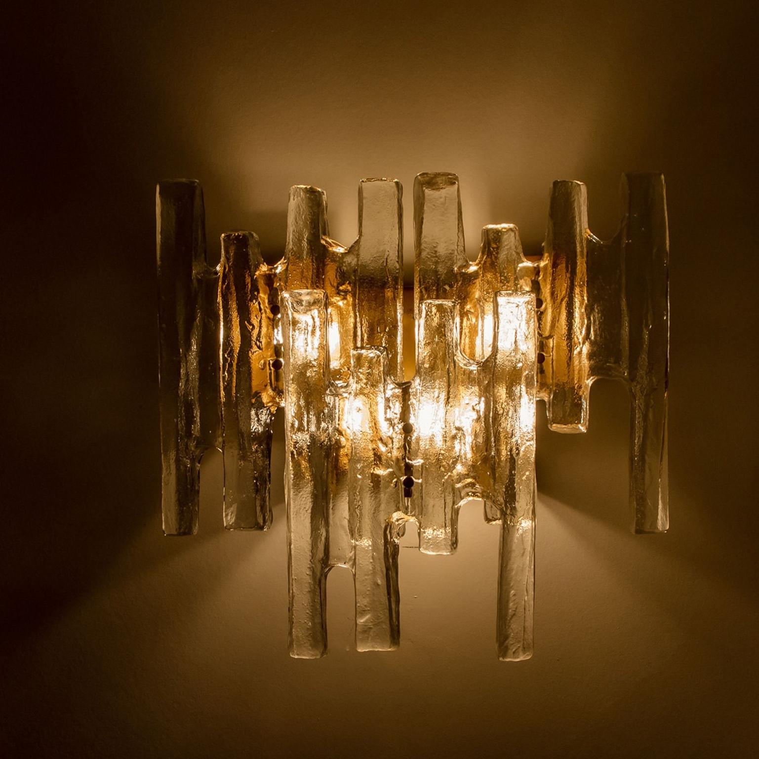 Pair of Large Textured Ice glass Wall Lights by Kalmar, 1960s Latón en venta