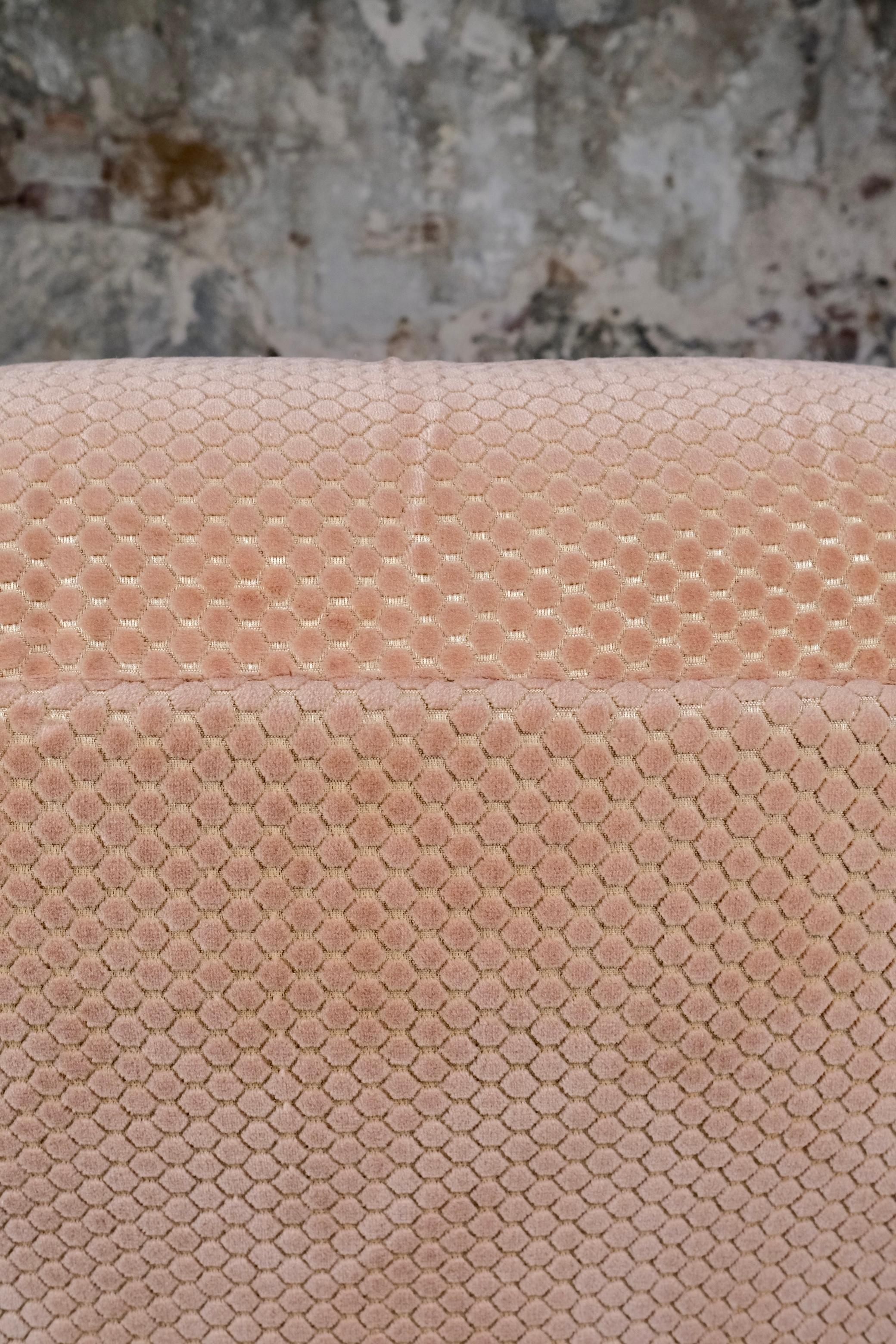 Paar große Sessel aus strukturiertem Samt aus Frankreich, 1970 im Angebot 4