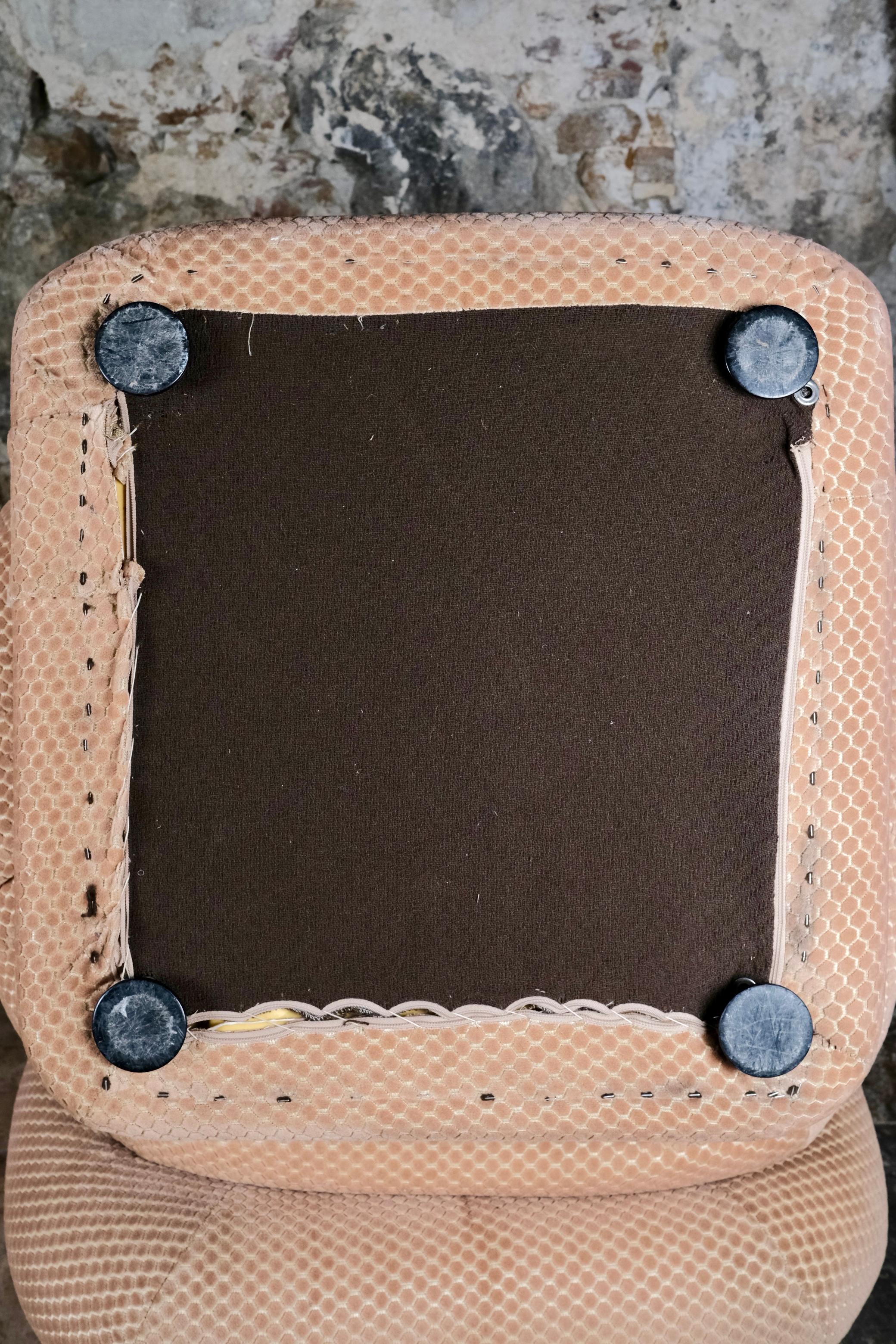 Paar große Sessel aus strukturiertem Samt aus Frankreich, 1970 im Angebot 5