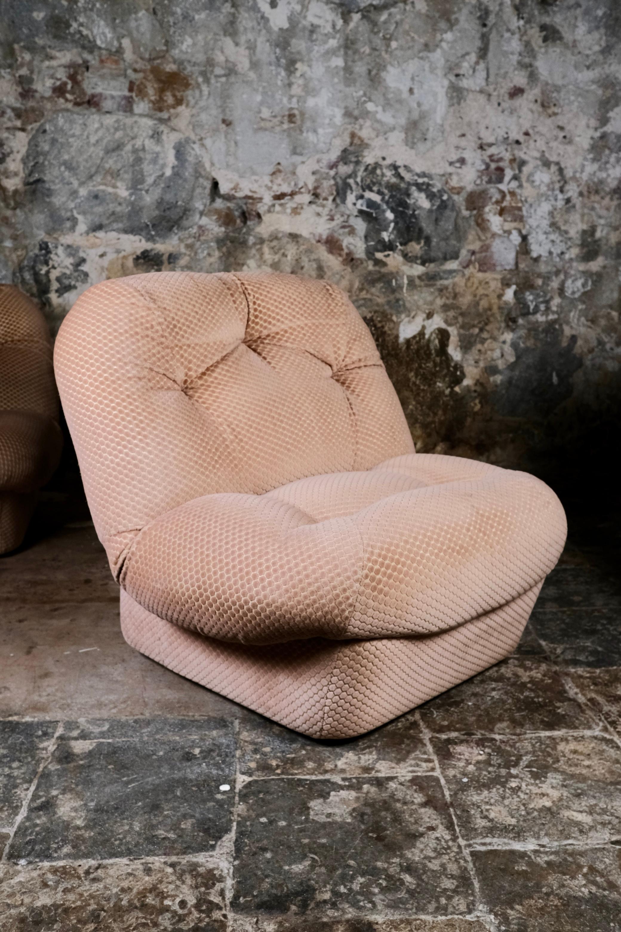 Zwei große Sessel aus geprägtem Samt aus den 1970er Jahren, hergestellt in Frankreich.
In Anlehnung an den Nuvolone-Sessel von Rino Maturi.
Sandfarbener, geprägter Samt.
Insgesamt guter Zustand, so zu belassen wie er ist oder neu zu polstern, wenige