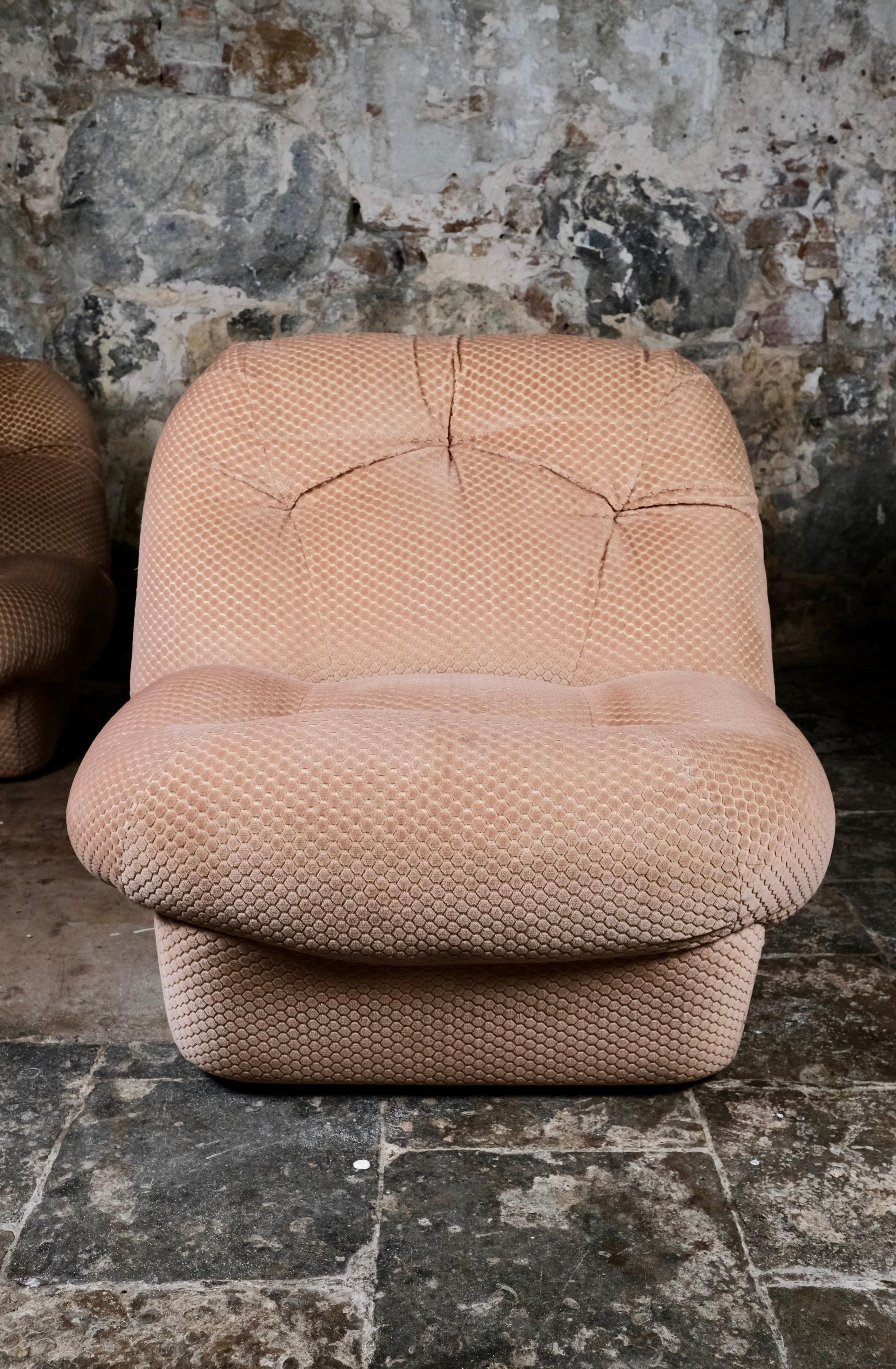 Paar große Sessel aus strukturiertem Samt aus Frankreich, 1970 im Zustand „Gut“ im Angebot in Lyon, FR