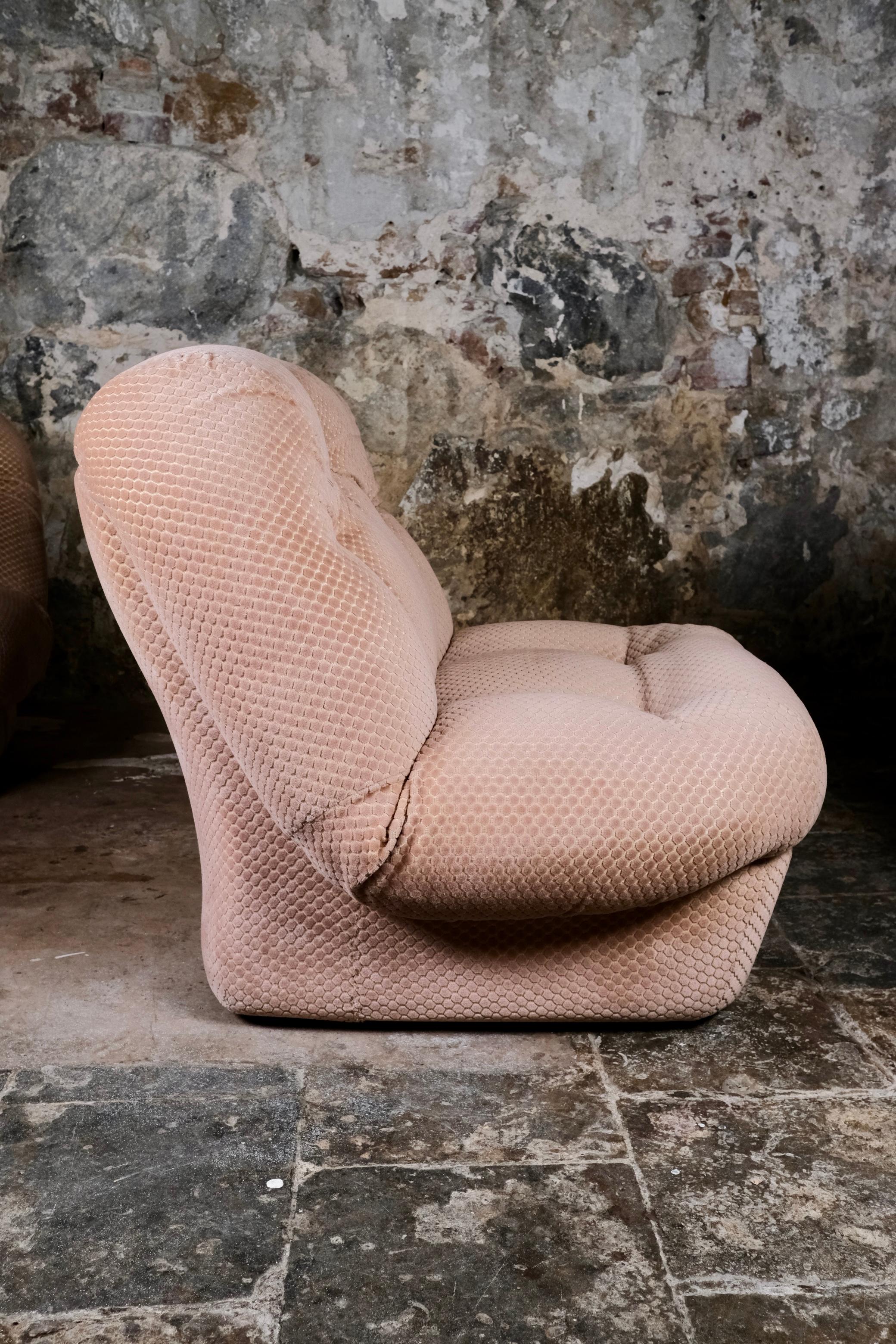 Paar große Sessel aus strukturiertem Samt aus Frankreich, 1970 im Angebot 1