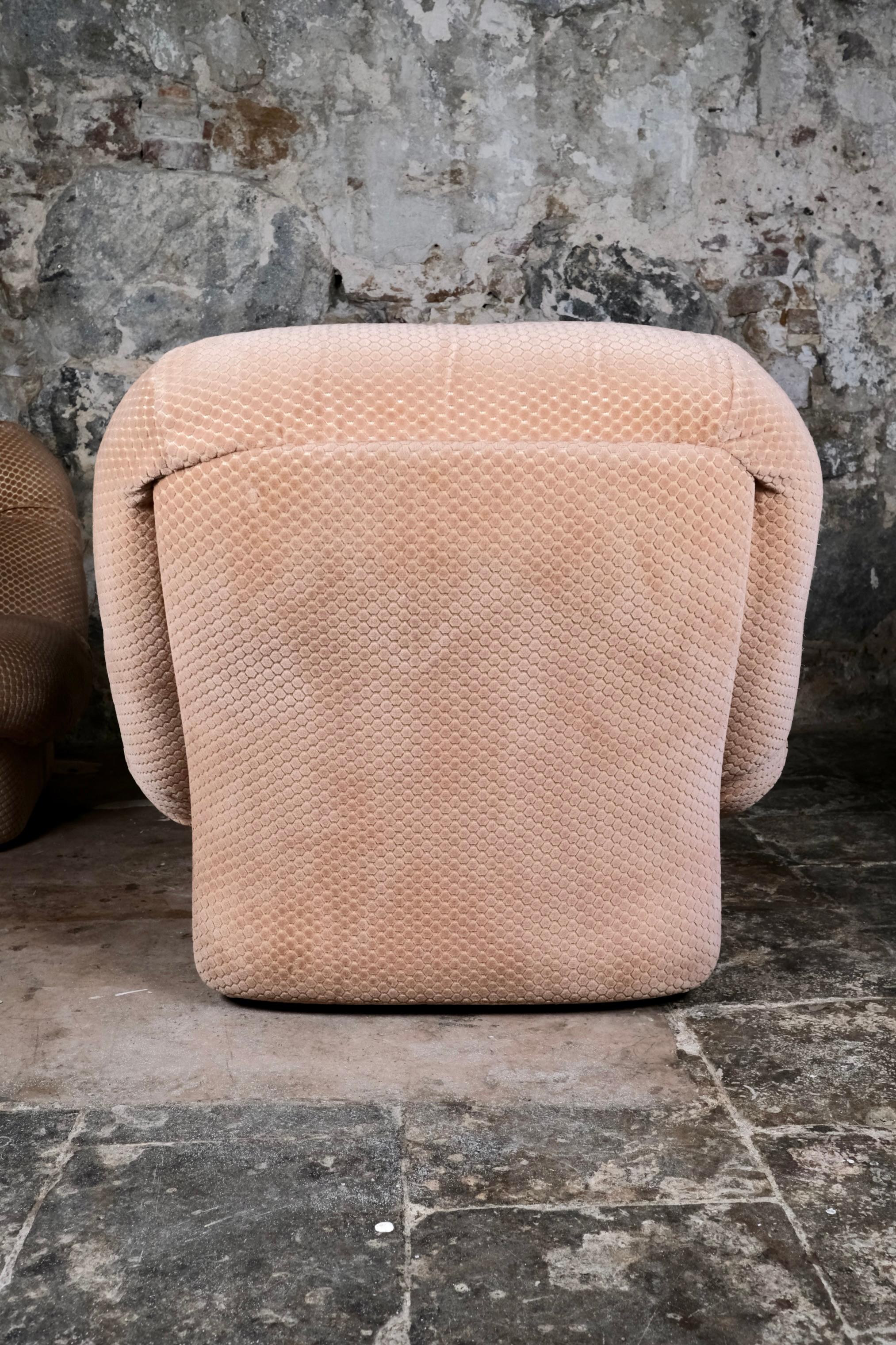 Paar große Sessel aus strukturiertem Samt aus Frankreich, 1970 im Angebot 3