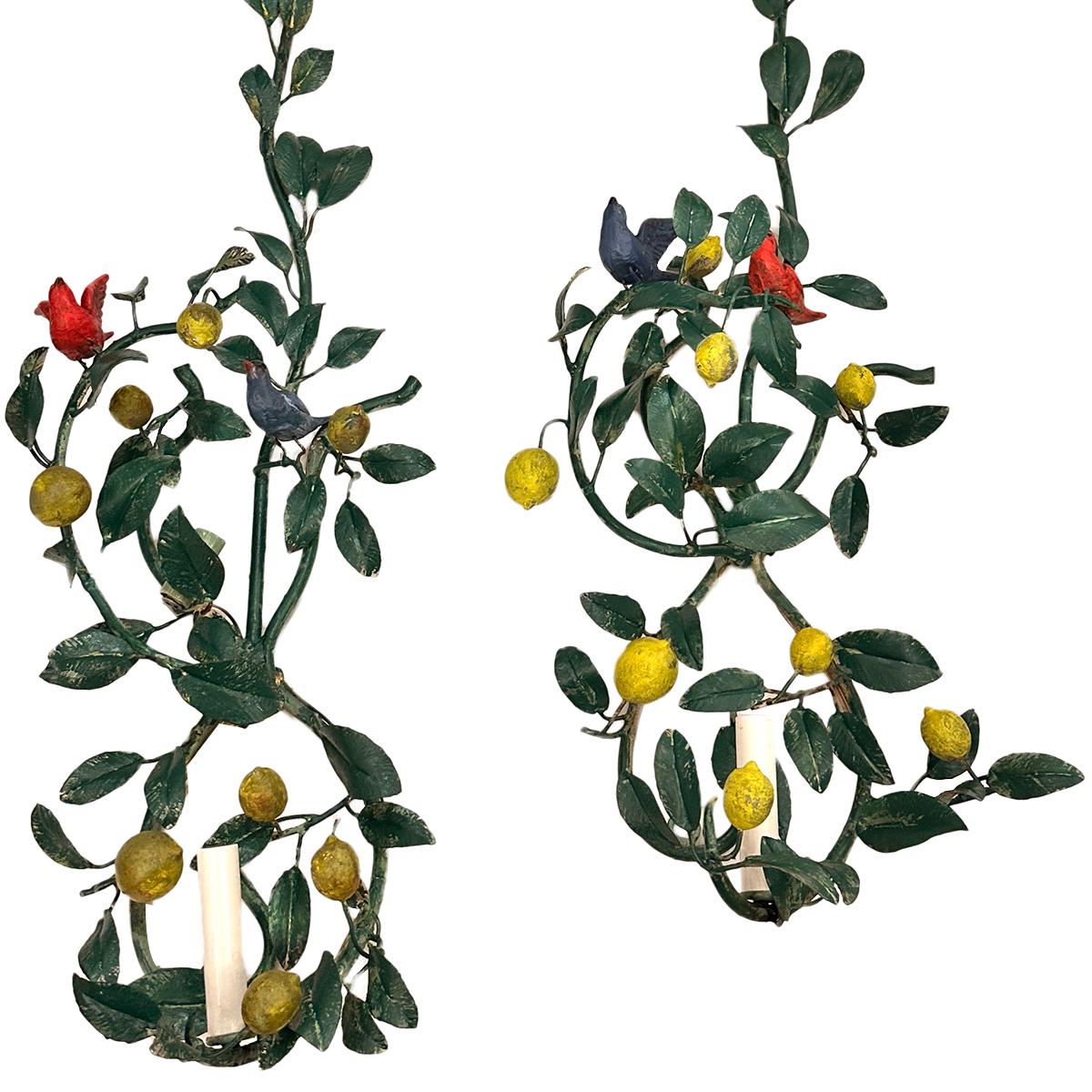 Zwei italienische Wandleuchter aus den 1940er Jahren mit gemalten Blättern und Vögeln.

Abmessungen:
Höhe: 50