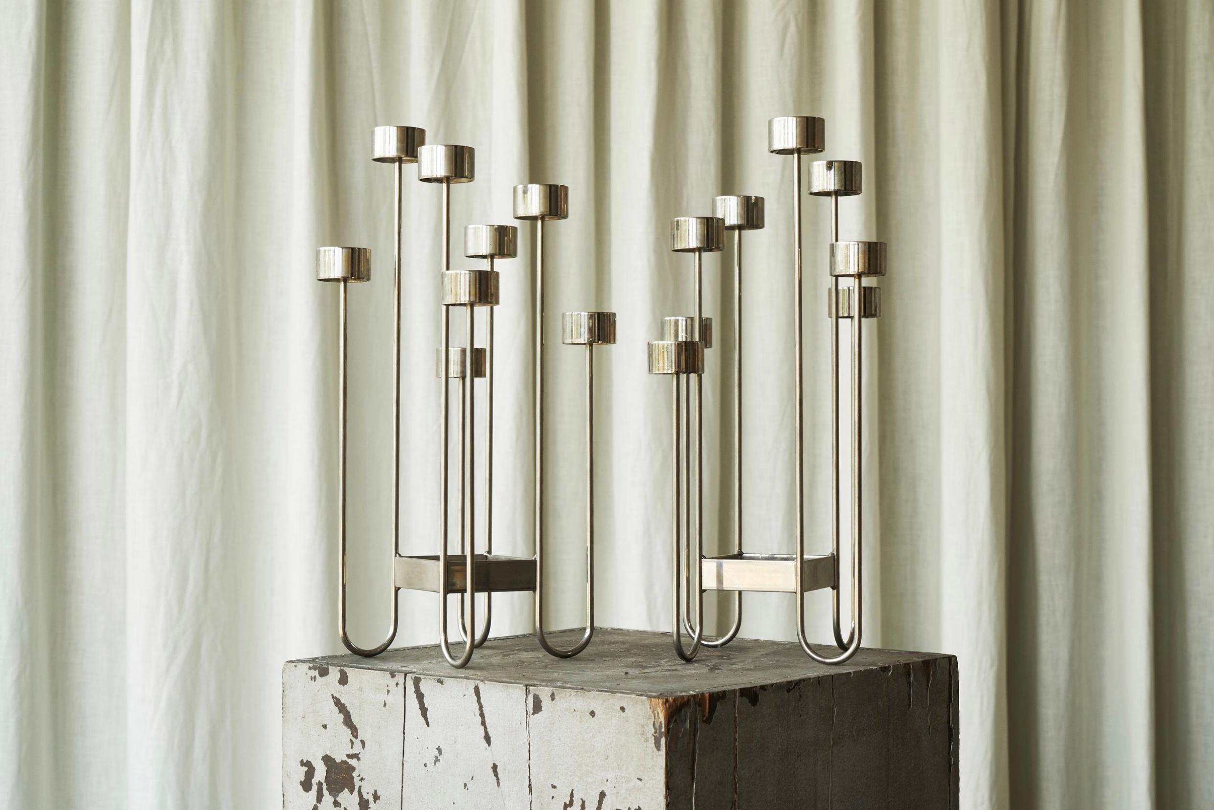 Coppia di grandi portacandele Tommy Larsen Danimarca anni '90

Si tratta di un'elegante coppia di portacandele disegnata dal danese Tommy Larsen, risalente agli anni '90. Un design danese minimalista e ricco di dettagli.

Ogni portacandela è