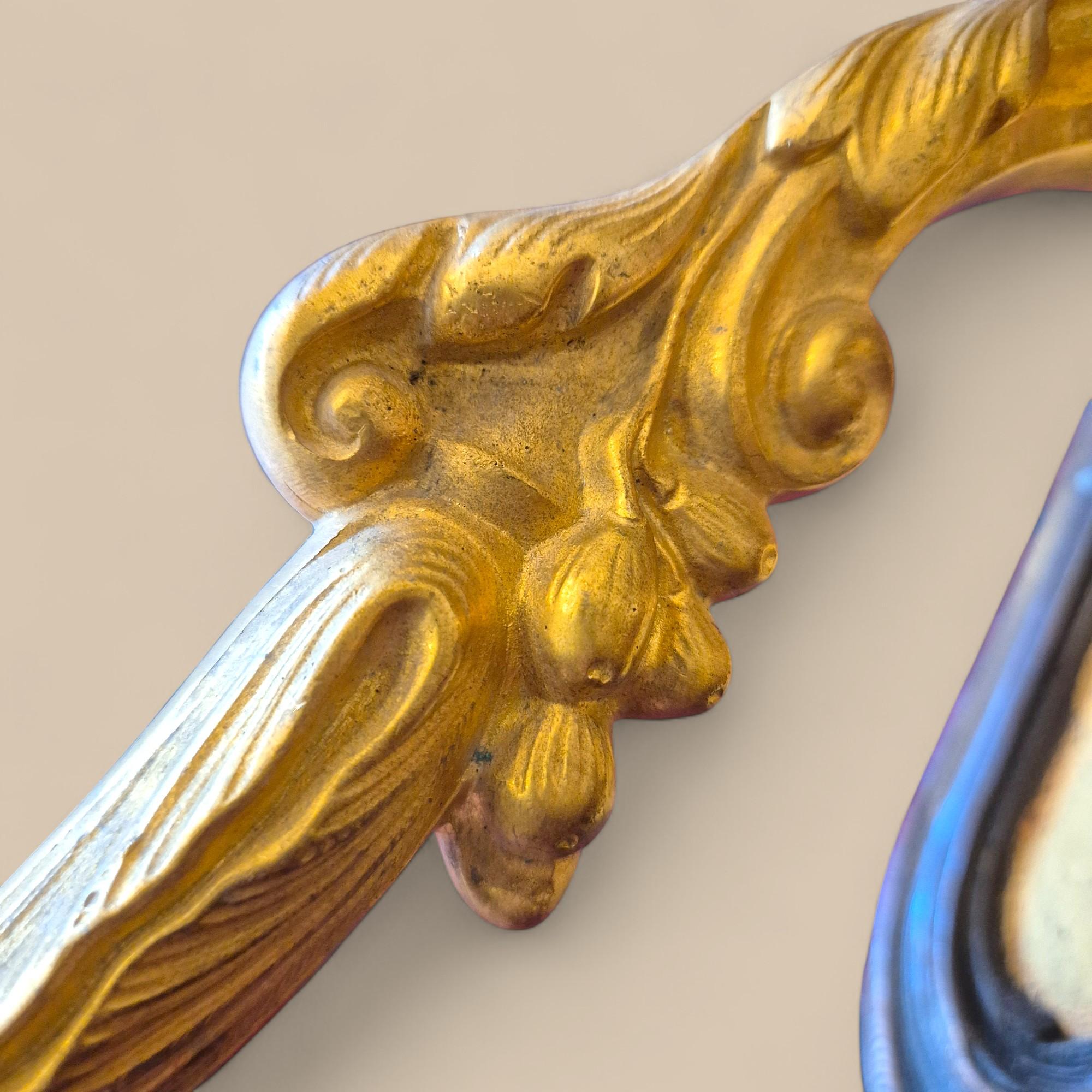 Pareja de grandes apliques de dos luces de bronce dorado estilo Luis XVI, circa 1900 en venta 3