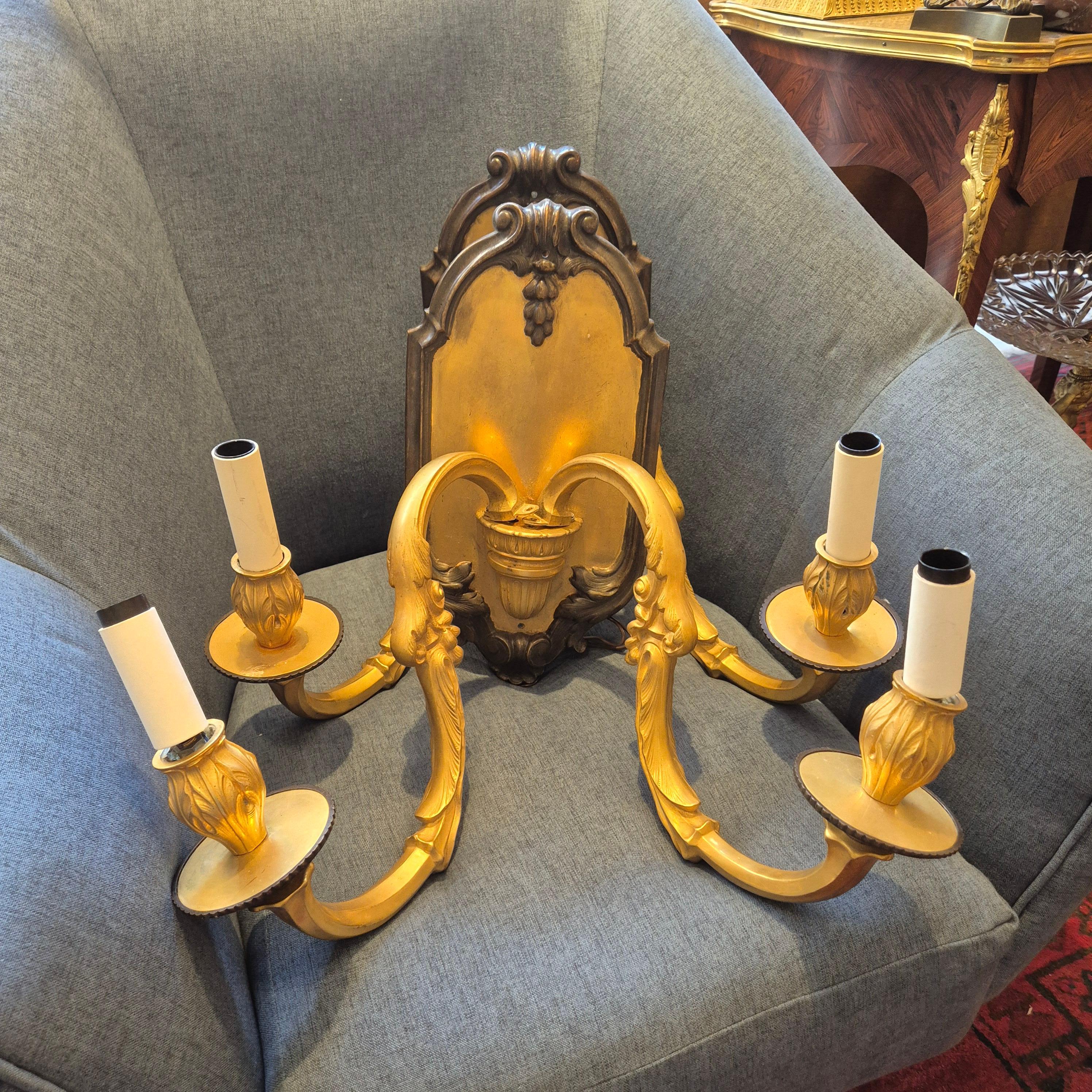 Pareja de grandes apliques de dos luces de bronce dorado estilo Luis XVI, circa 1900 en venta 5