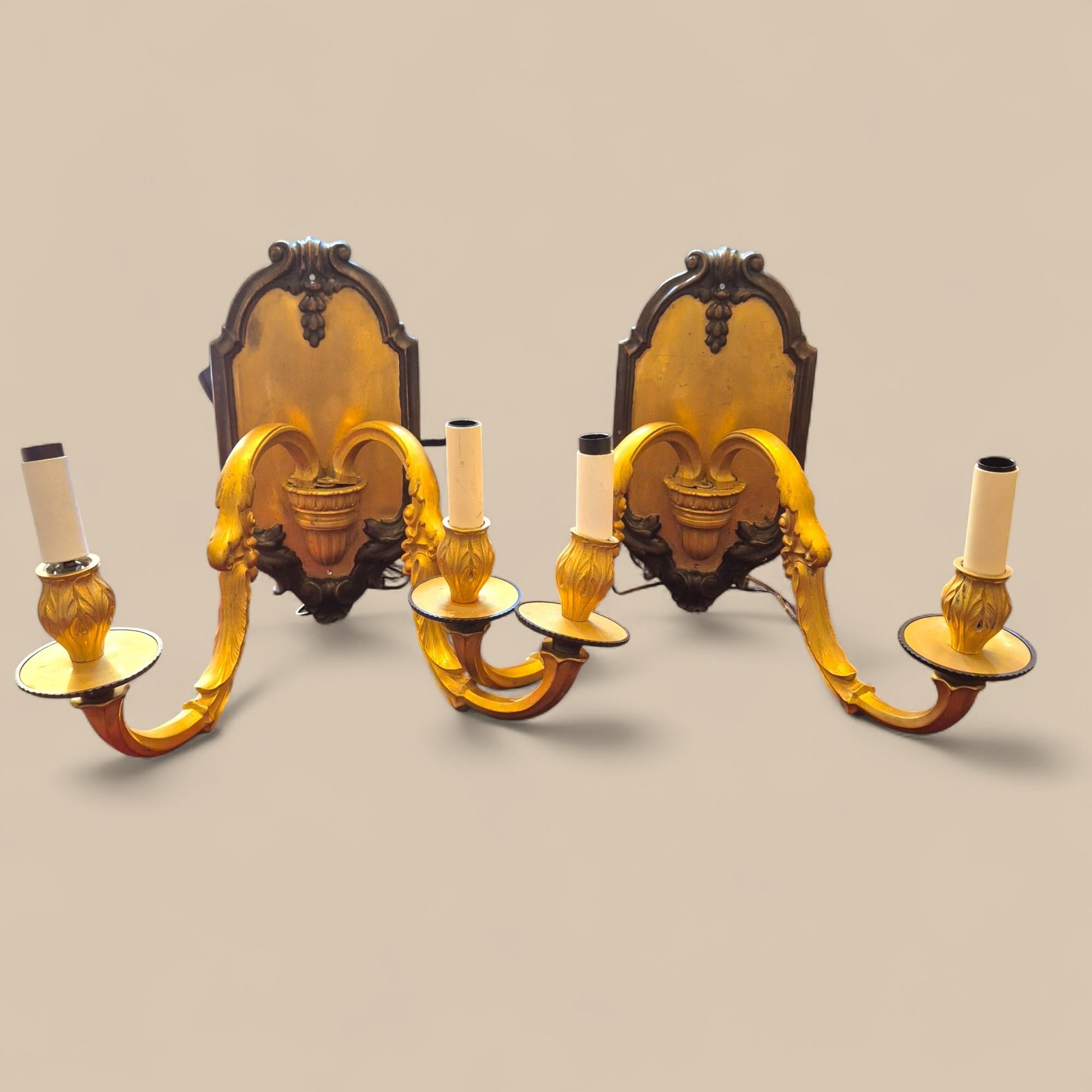 Pareja de grandes apliques de dos luces de bronce dorado estilo Luis XVI, circa 1900 en venta 6