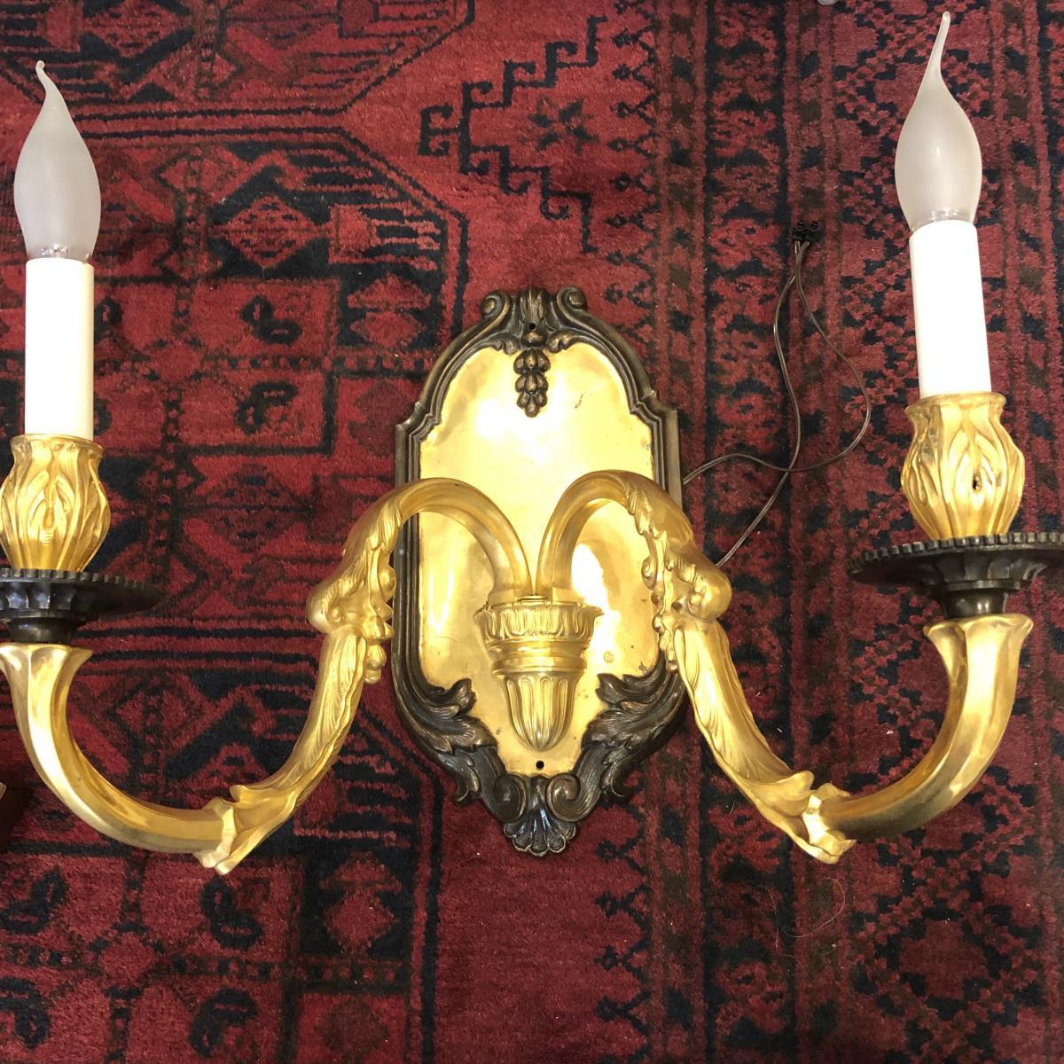 Pareja de grandes apliques de dos luces de bronce dorado estilo Luis XVI, circa 1900 Francés en venta