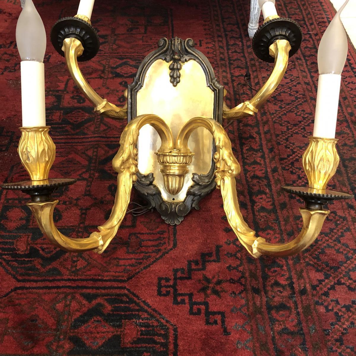 Pareja de grandes apliques de dos luces de bronce dorado estilo Luis XVI, circa 1900 Dorado en venta