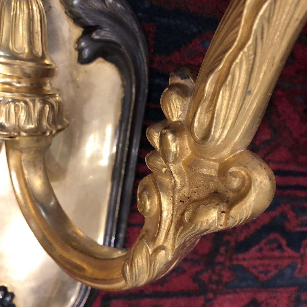 Pareja de grandes apliques de dos luces de bronce dorado estilo Luis XVI, circa 1900 siglo XX en venta