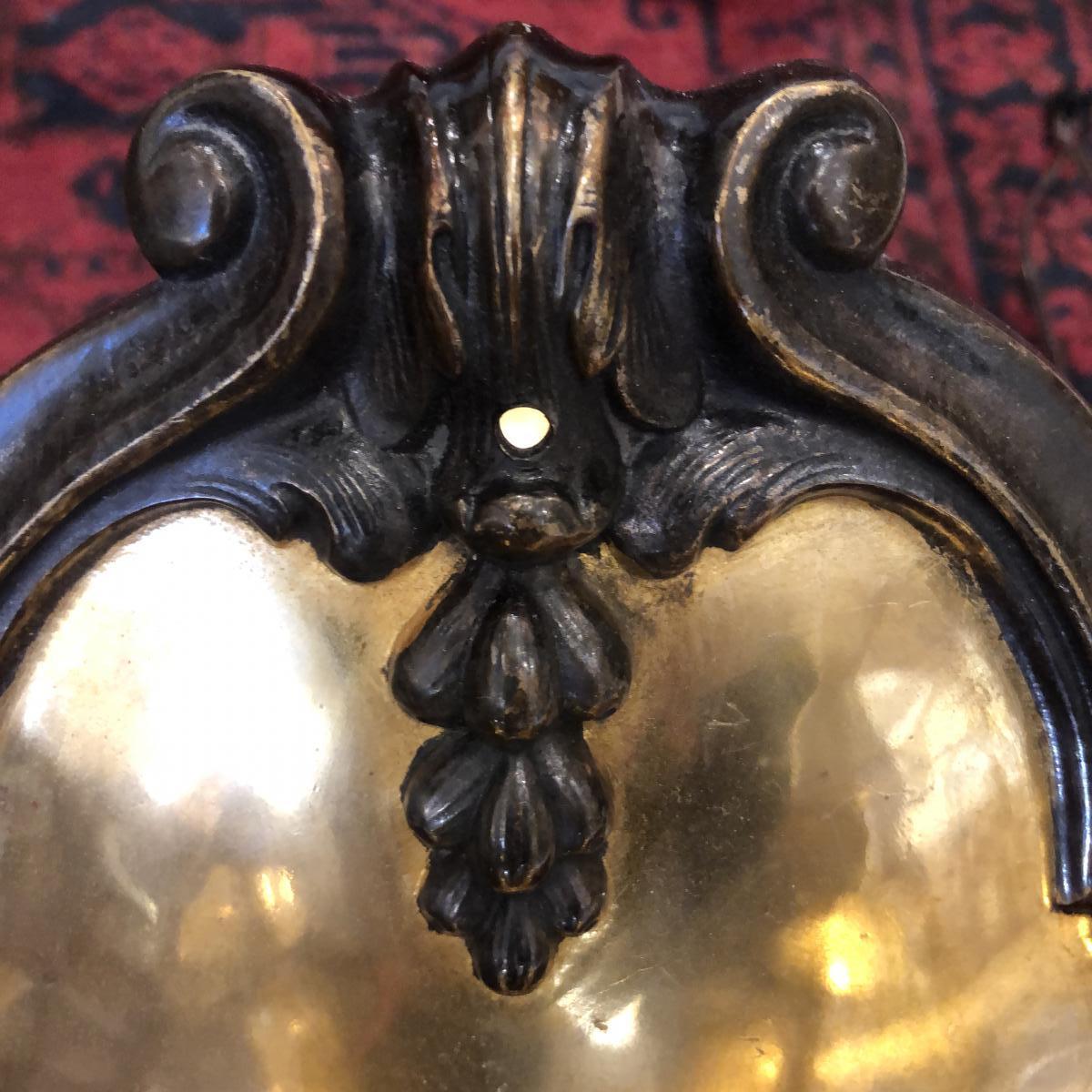 Pareja de grandes apliques de dos luces de bronce dorado estilo Luis XVI, circa 1900 Bronce en venta