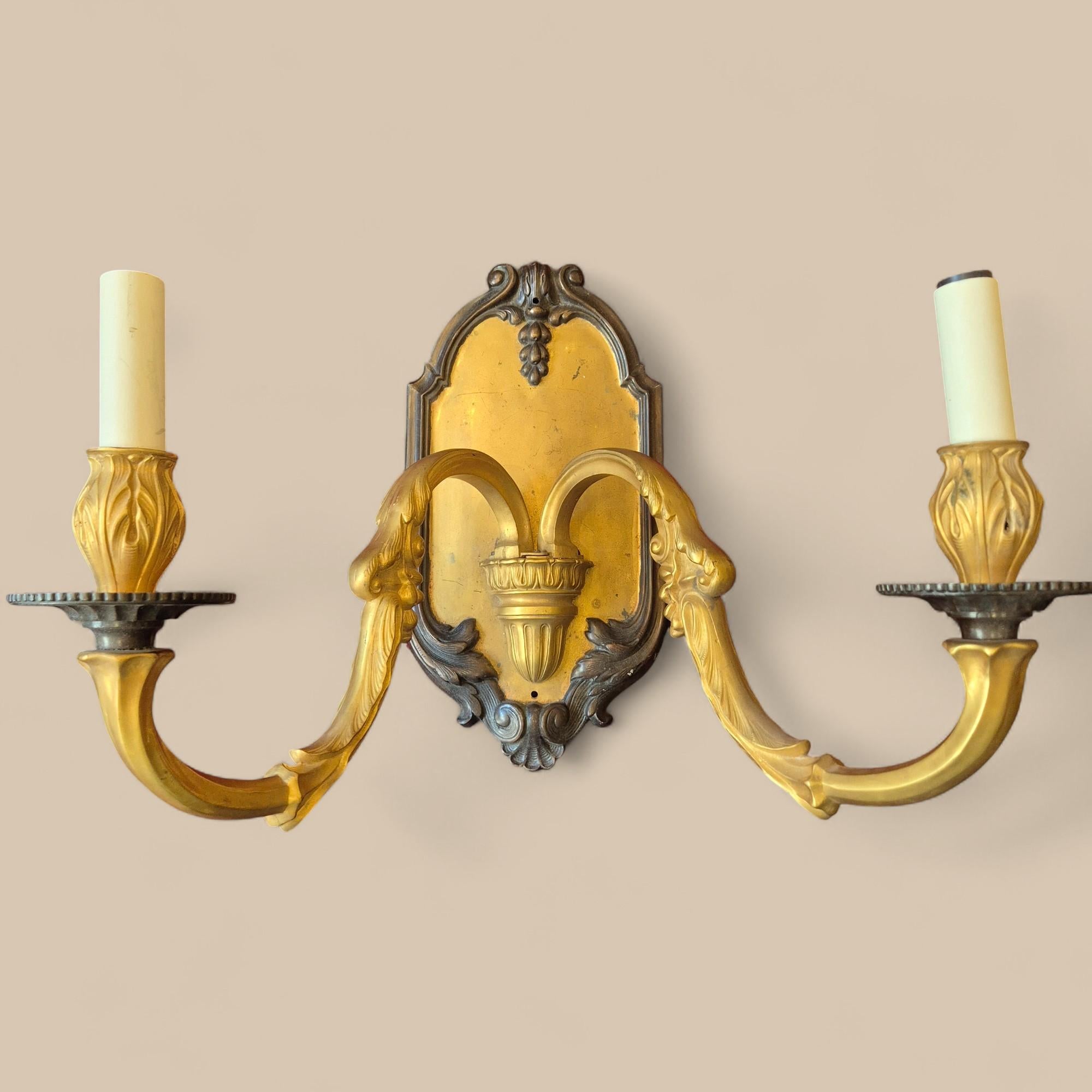 Pareja de grandes apliques de dos luces de bronce dorado estilo Luis XVI, circa 1900 en venta 1