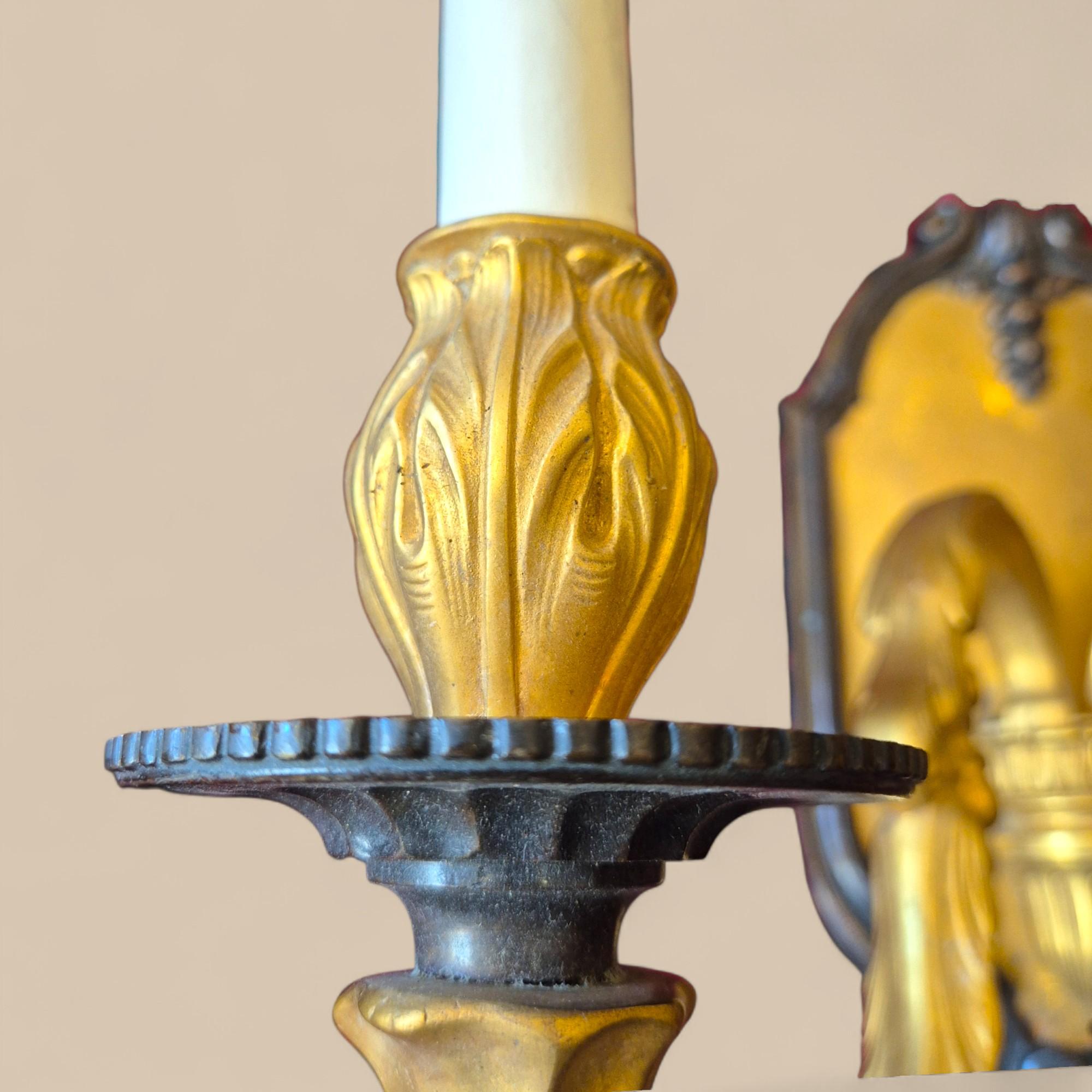 Pareja de grandes apliques de dos luces de bronce dorado estilo Luis XVI, circa 1900 en venta 2