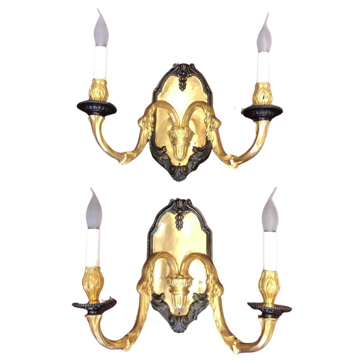 Pareja de grandes apliques de dos luces de bronce dorado estilo Luis XVI, circa 1900 en venta