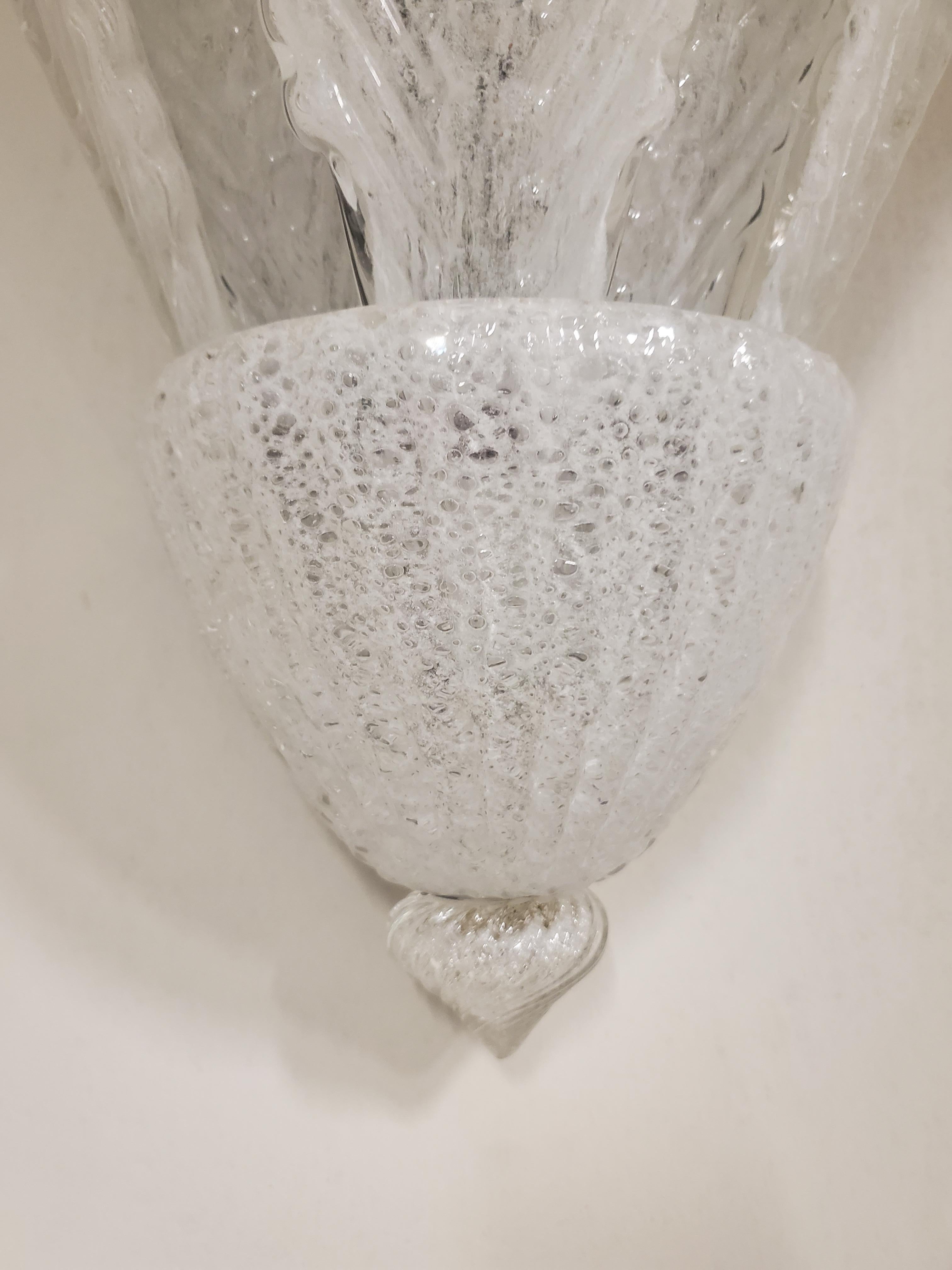 Pareja de grandes apliques de plumas de cristal de Murano soplado a mano de dos niveles Barovier et Toso  en Bueno estado para la venta en New York City, NY