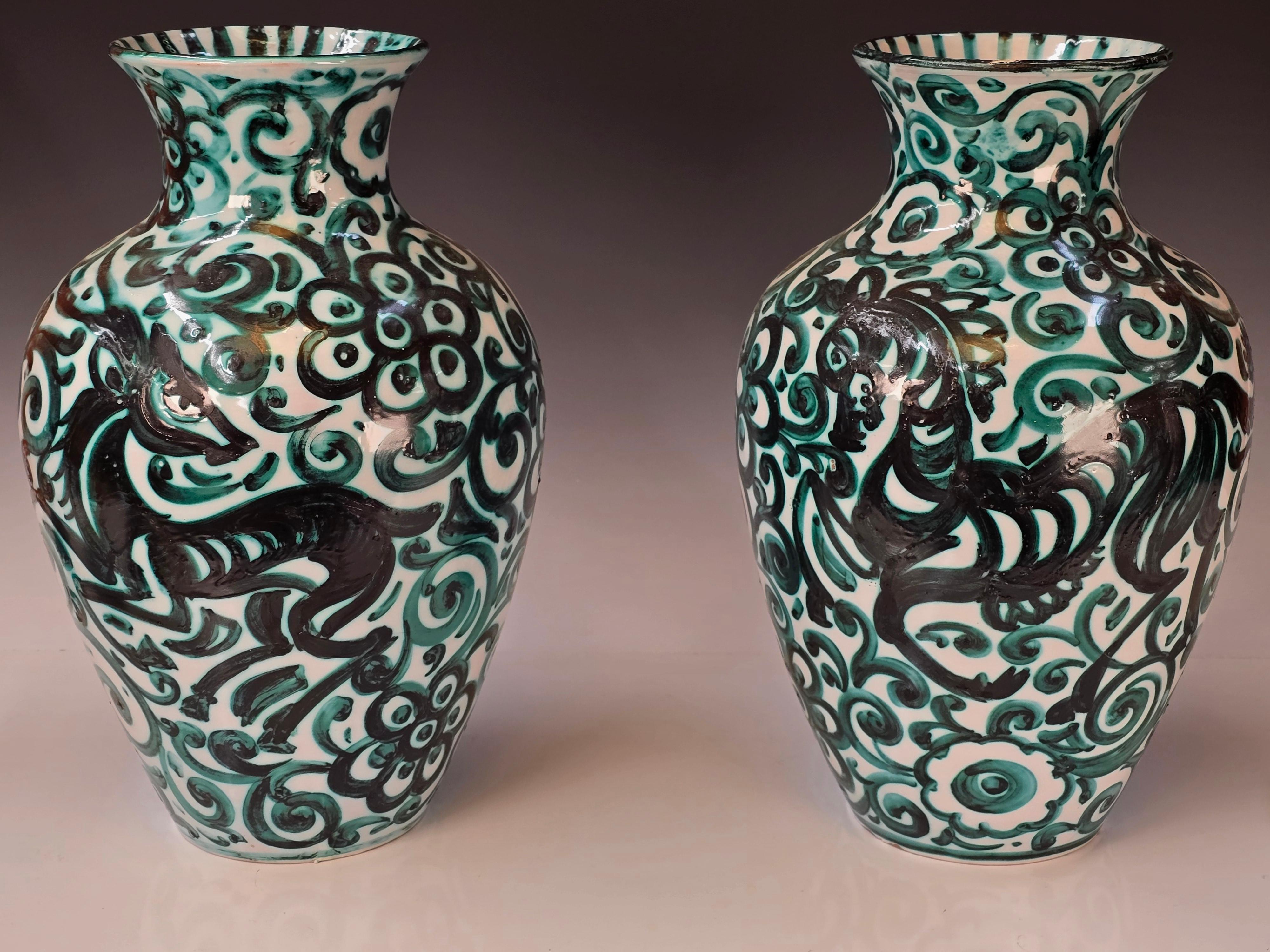 Rara coppia di grandi vasi in maiolica italiana con smalto verde Ramina prodotti dalle 