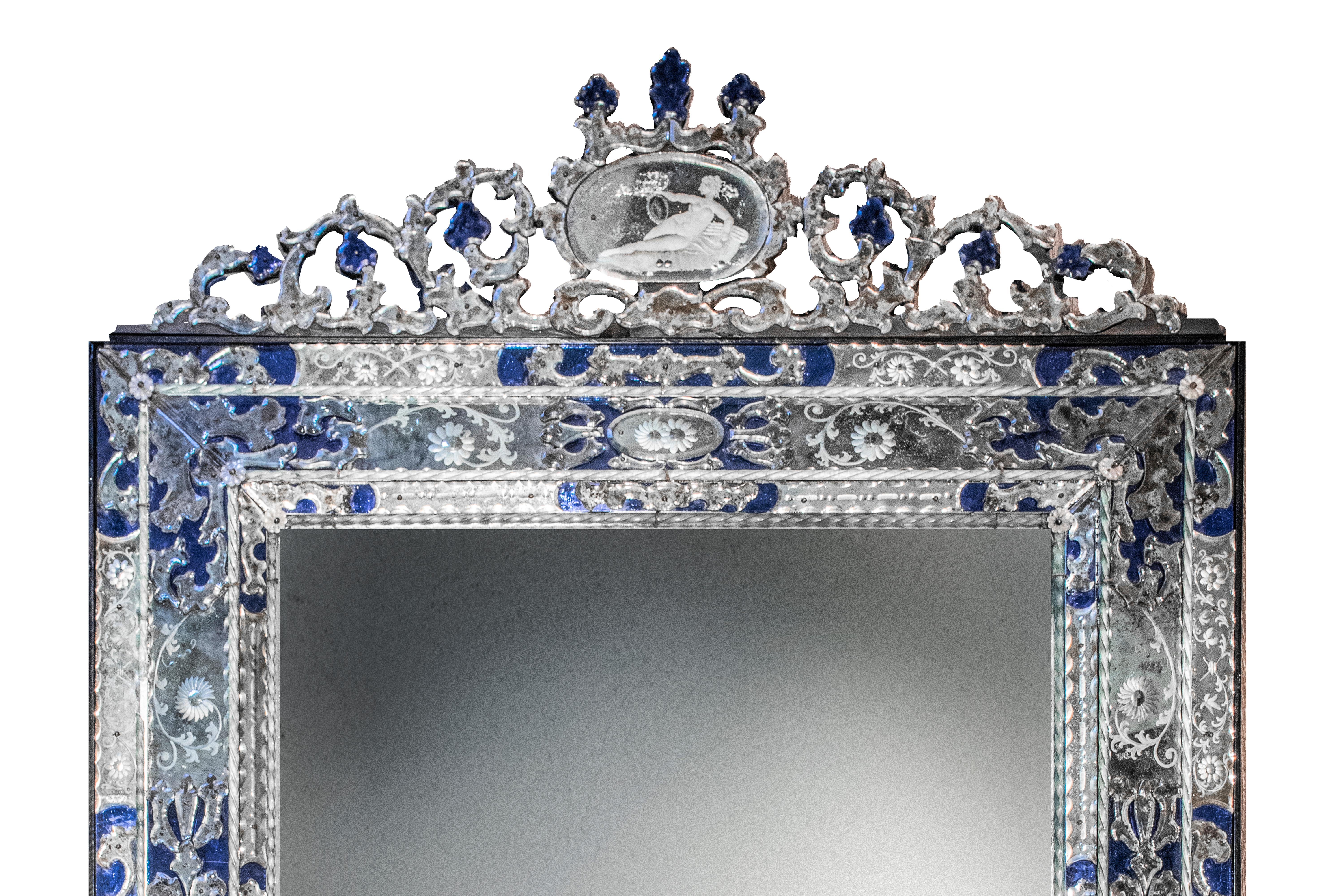 Paire de grands miroirs vénitiens anciens spectaculaires. Montés dans de larges cadres rectangulaires avec des motifs floraux gravés à l'acide et des éléments de recouvrement de couleur bleue, ainsi que des perles de verre de Murano torsadées. Les